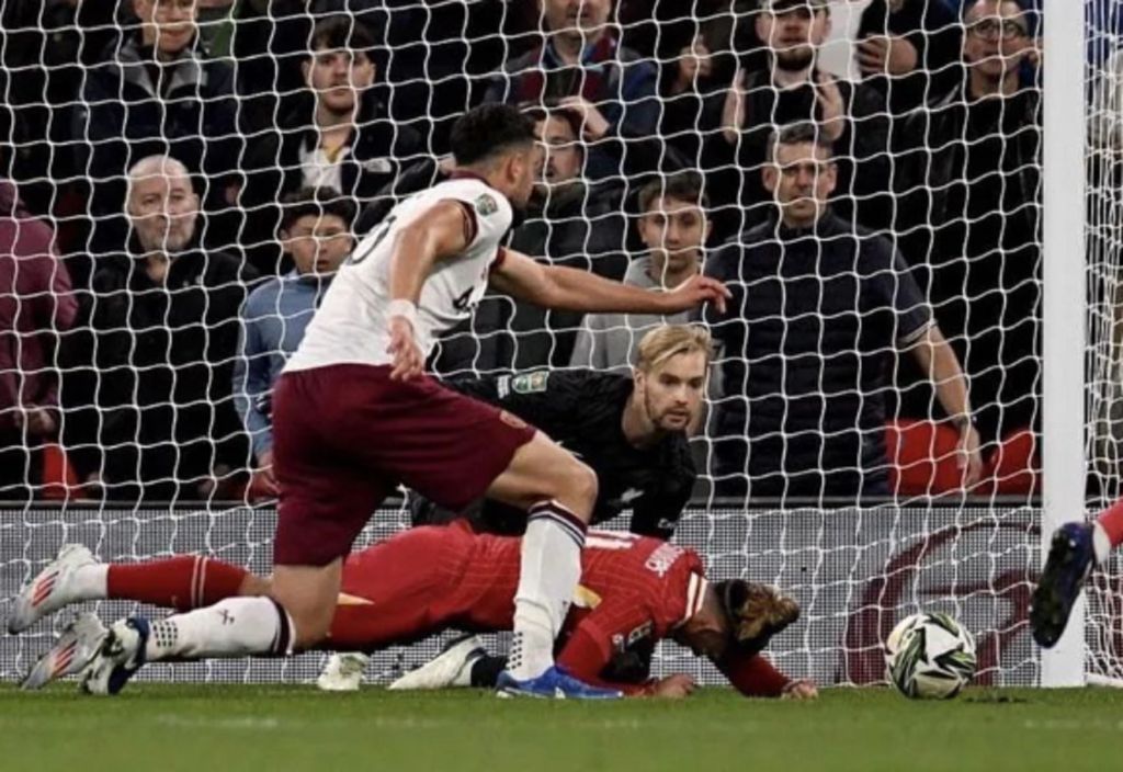 Κώστας Τσιμίκας: «Βούτηξε» με αυτοθυσία με το κεφάλι για να σώσει τη Λίβερπουλ (vid)