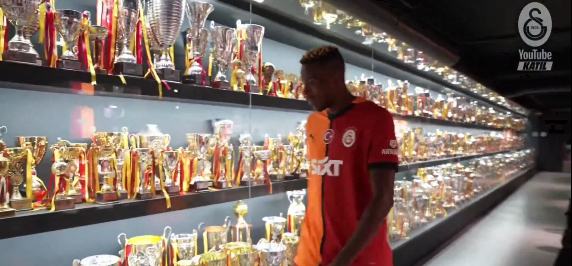 Έμεινε με το στόμα ανοιχτό ο Όσιμεν όταν είδε πόσο μεγάλη είναι η τροπαιοθήκη της Γαλατασαράι! (vid)