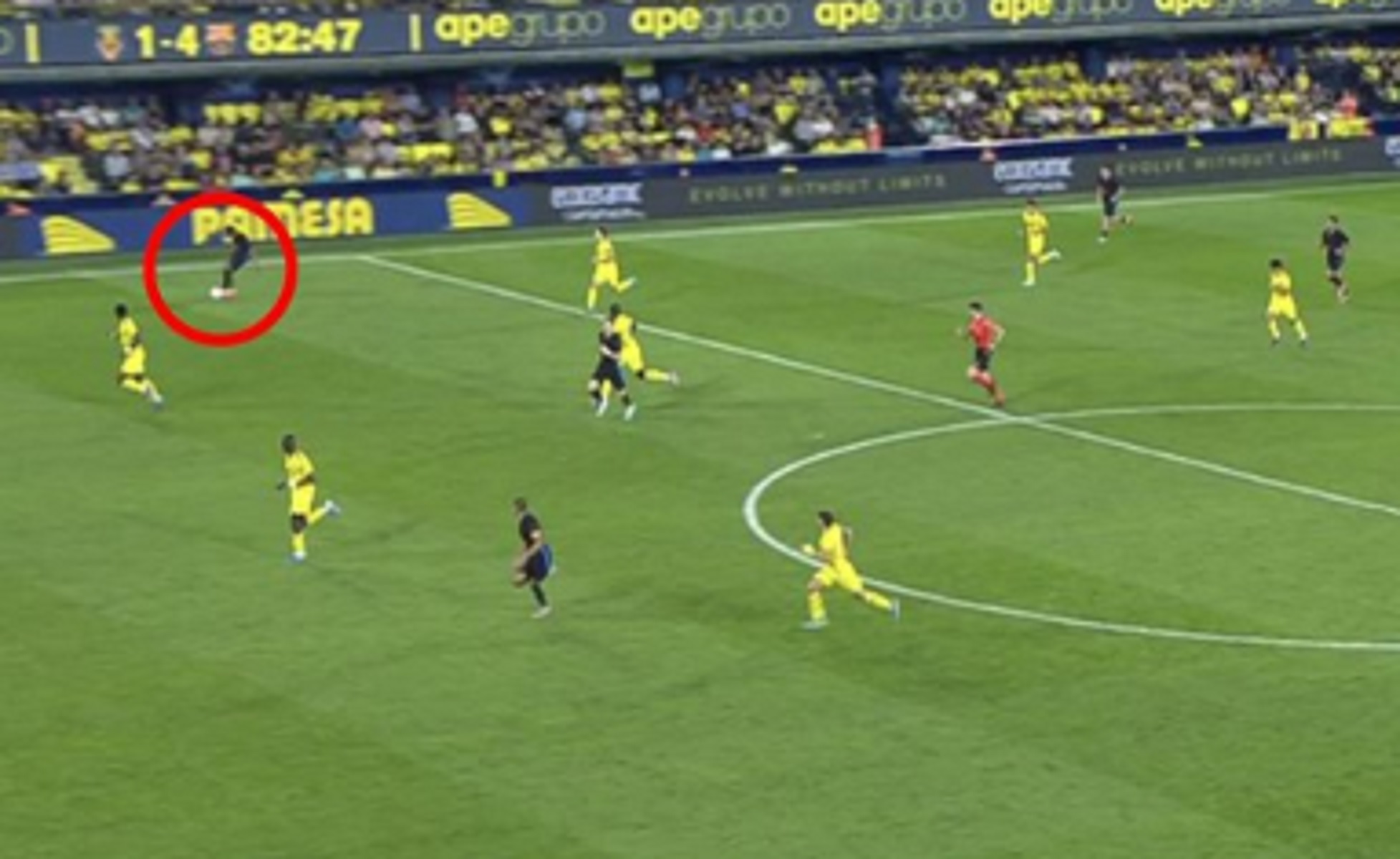 Η εξωπραγματική 30αρα μπαλιά του Γιαμάλ με το εξωτερικό στο γκολ του Ραφίνια (vid)