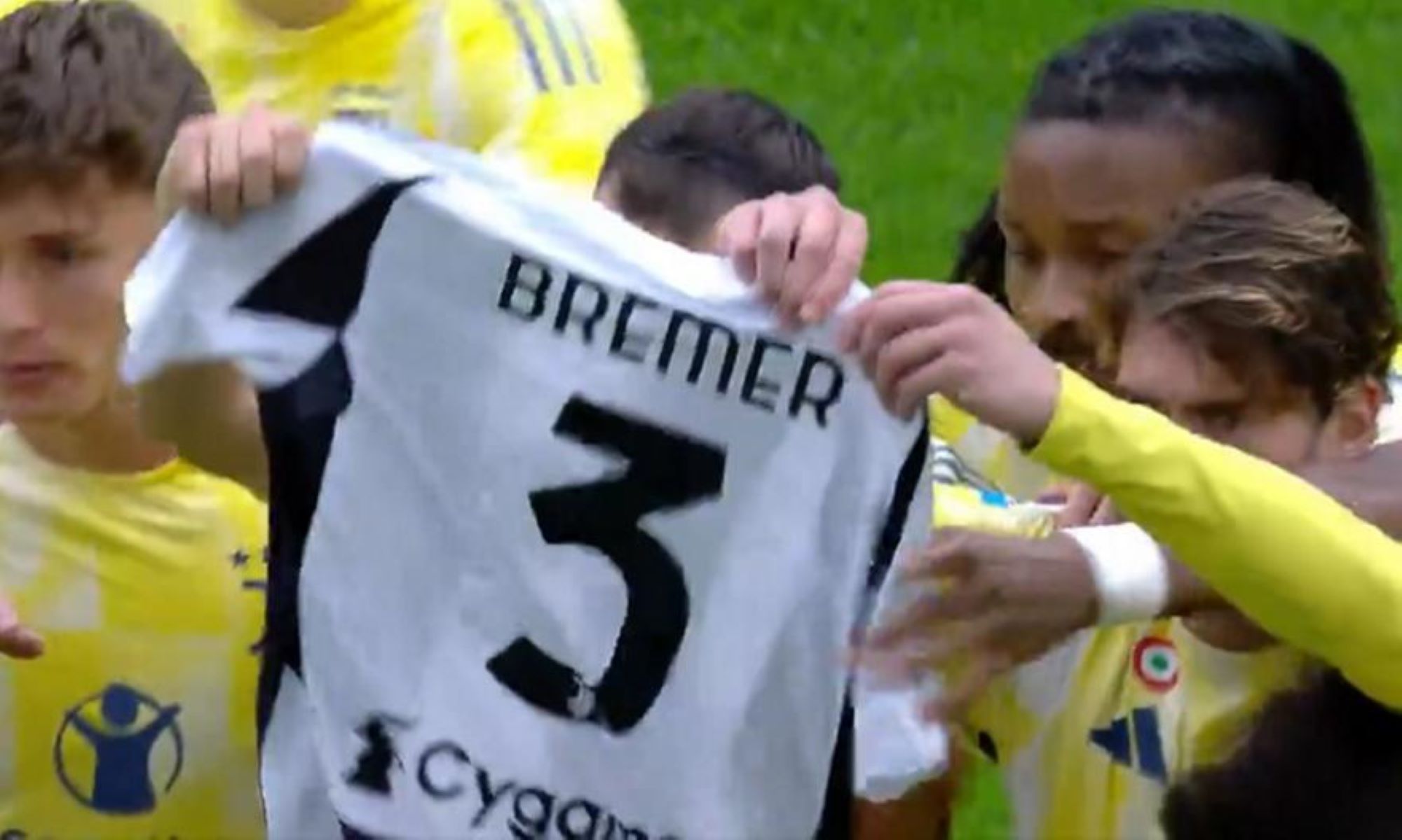 Yπέροχη κίνηση της Γιουβέντους – Πανηγύρισαν το γκολ υψώνοντας φανέλα του άτυχου Μπρέμερ (vid)