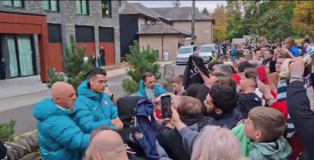 Ο κακός χαμός για τον Κριστιάνο: Έκαναν ουρές για ένα αυτόγραφό του! (vid)