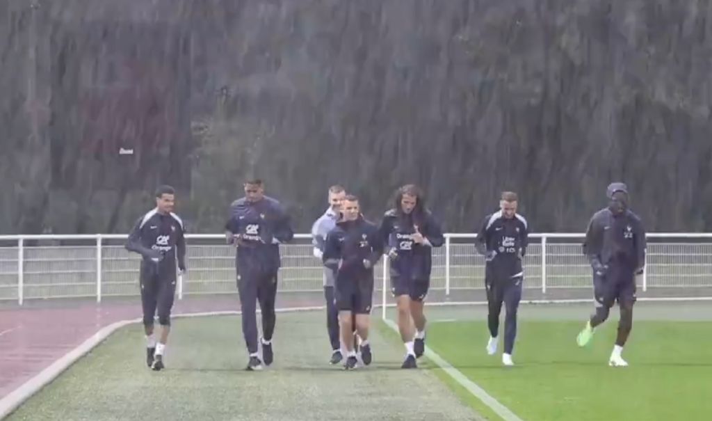 Οι Γάλλοι προπονήθηκαν δίχως να βλέπουν από τη βροχή (vid)