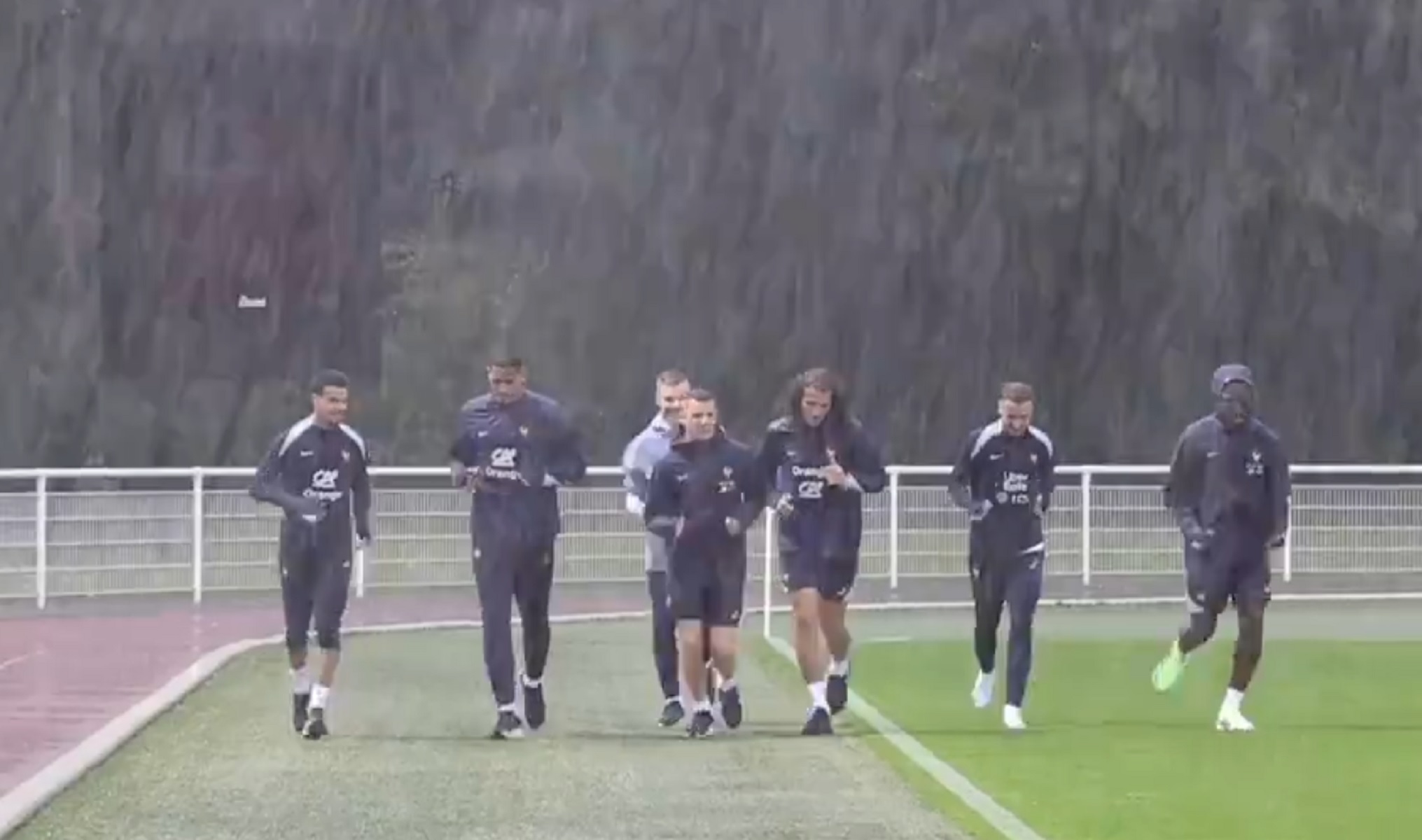 Οι Γάλλοι προπονήθηκαν δίχως να βλέπουν από τη βροχή (vid)