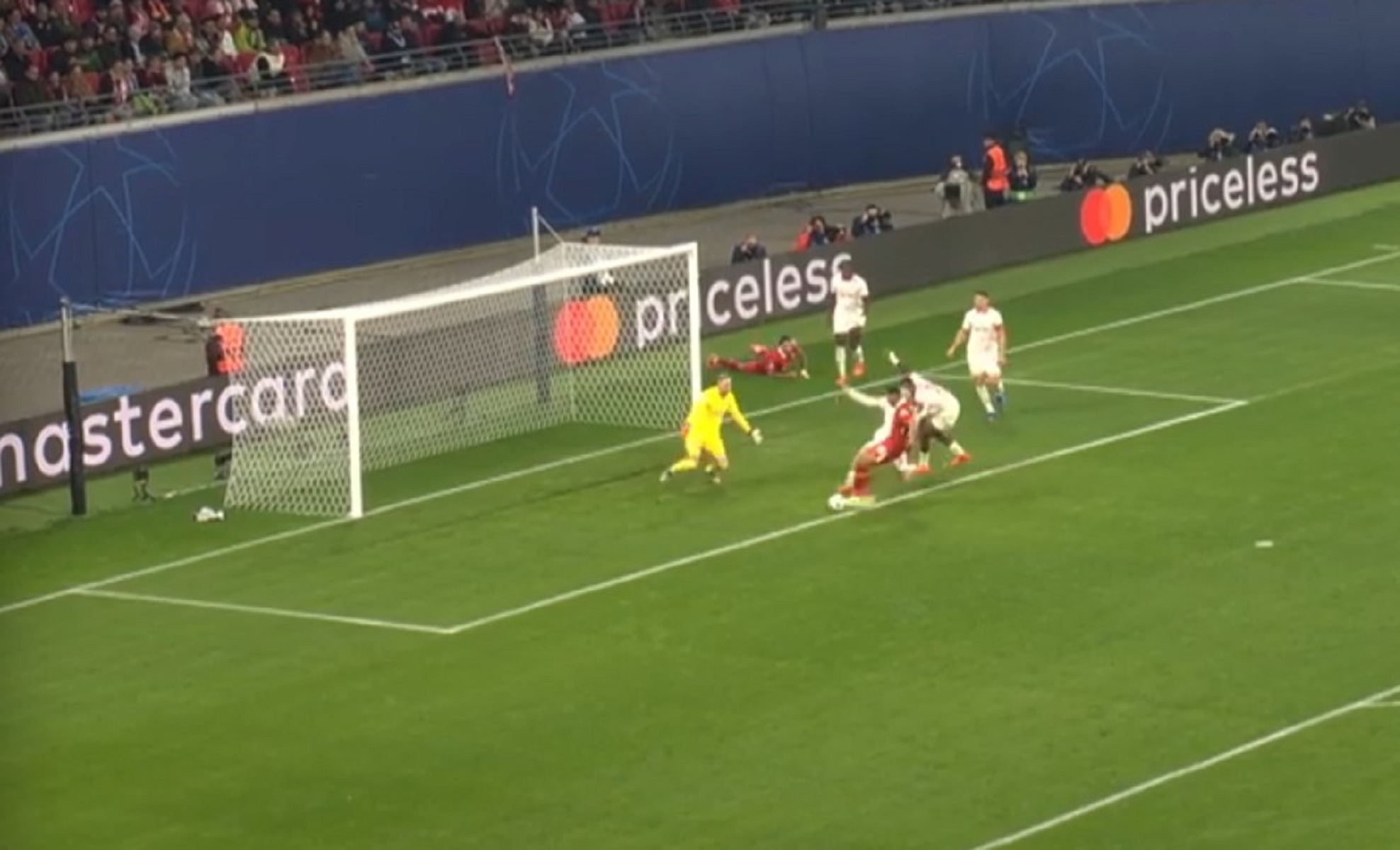 Κι όμως δε σκόραρε – Η απίθανη χαμένη ευκαιρία του Χάκπο! (vid)