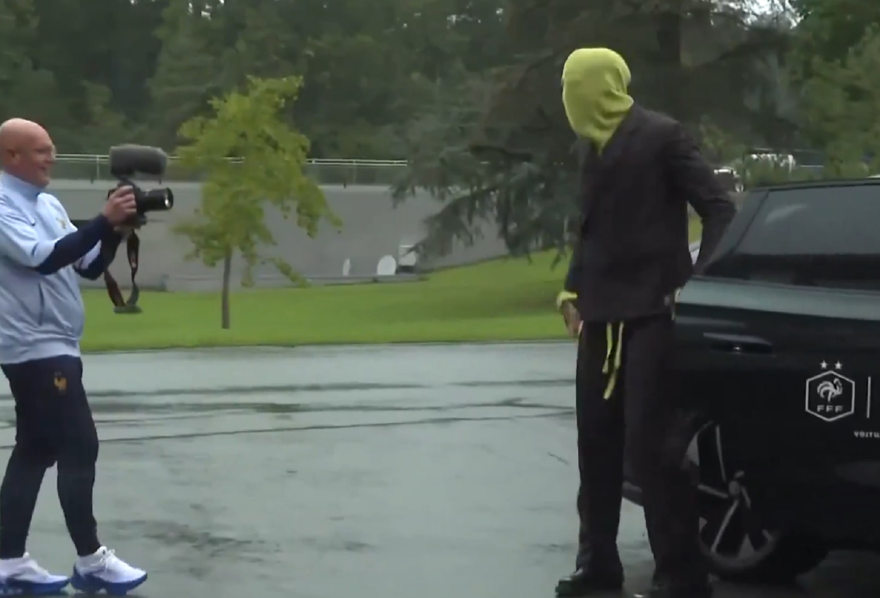 Ο Κονατέ… τερμάτισε το κιτς – Τραγική ενδυμασία πηγαίνοντας στην αποστολή της Γαλλίας (vid)