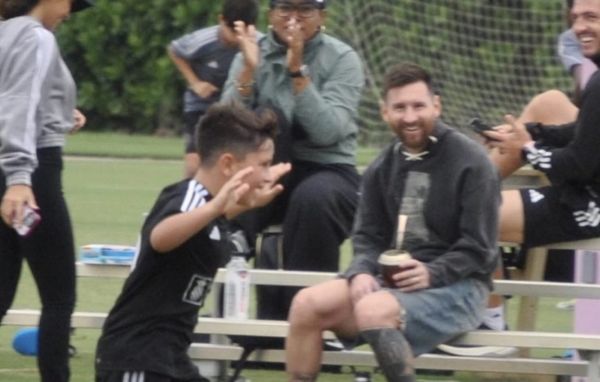 Ιδού η φωτογραφία του Λιονέλ Μέσι να χαμογελάει, μετά το τέρμα που σημείωσε ο γιος του: