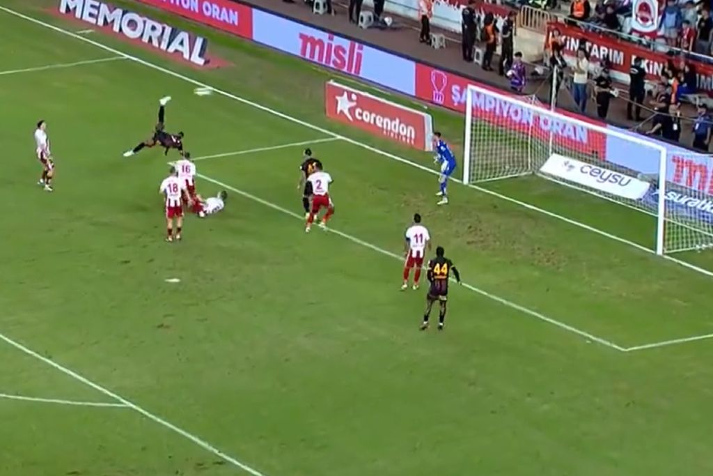 Τίναξε το τέρμα η μαγική… ψαλιδάρα του Όσιμεν (vid)