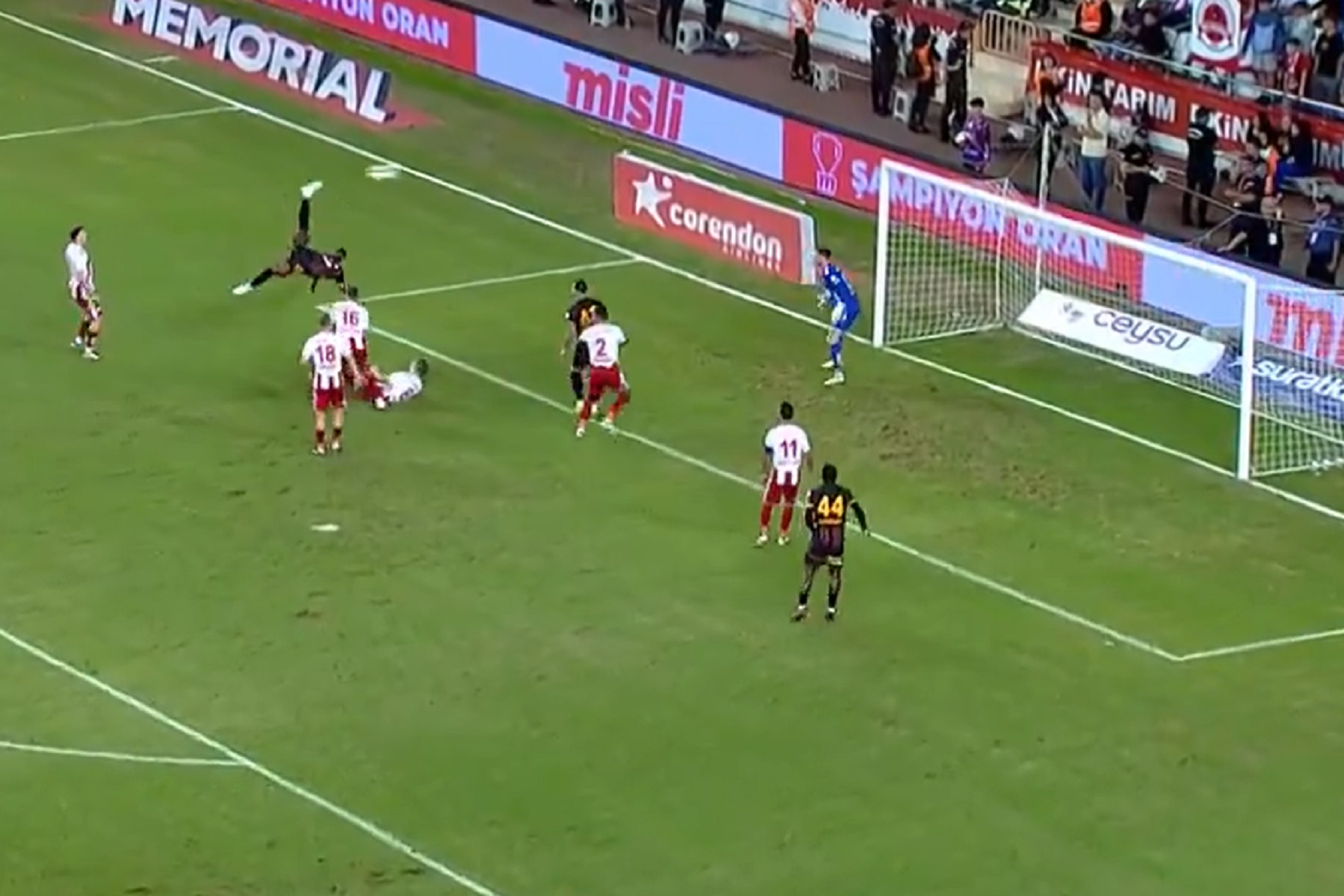 Τίναξε το τέρμα η μαγική… ψαλιδάρα του Όσιμεν (vid)