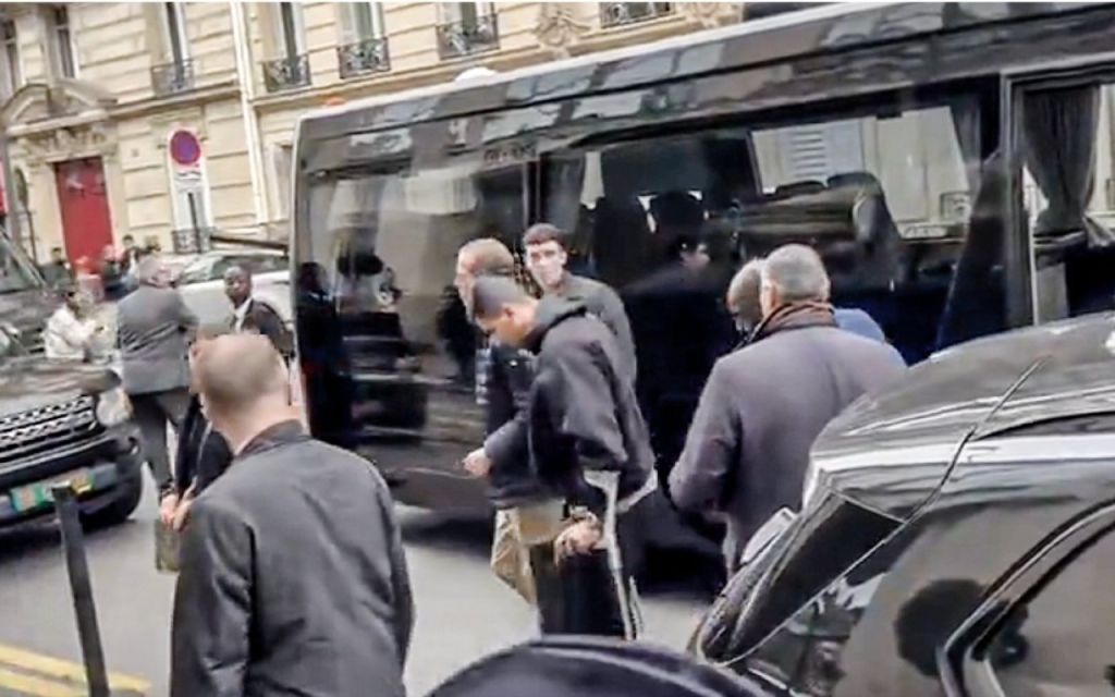 Χρυσή Μπάλα: Ο τεράστιος Ρόντρι έφτασε με πατερίτσες στο Παρίσι – Καθολική αποθέωση (vid)