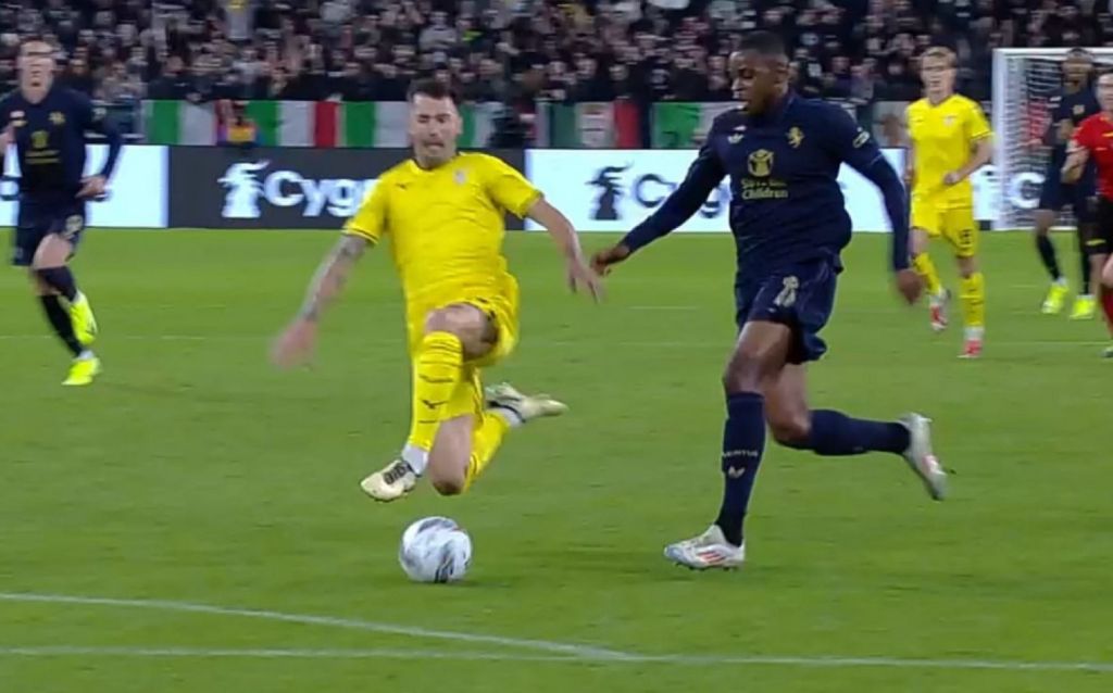 Τάκλιν για… σκότωμα από τον Ρομανιόλι – Με 10 η Λάτσιο! (vid)