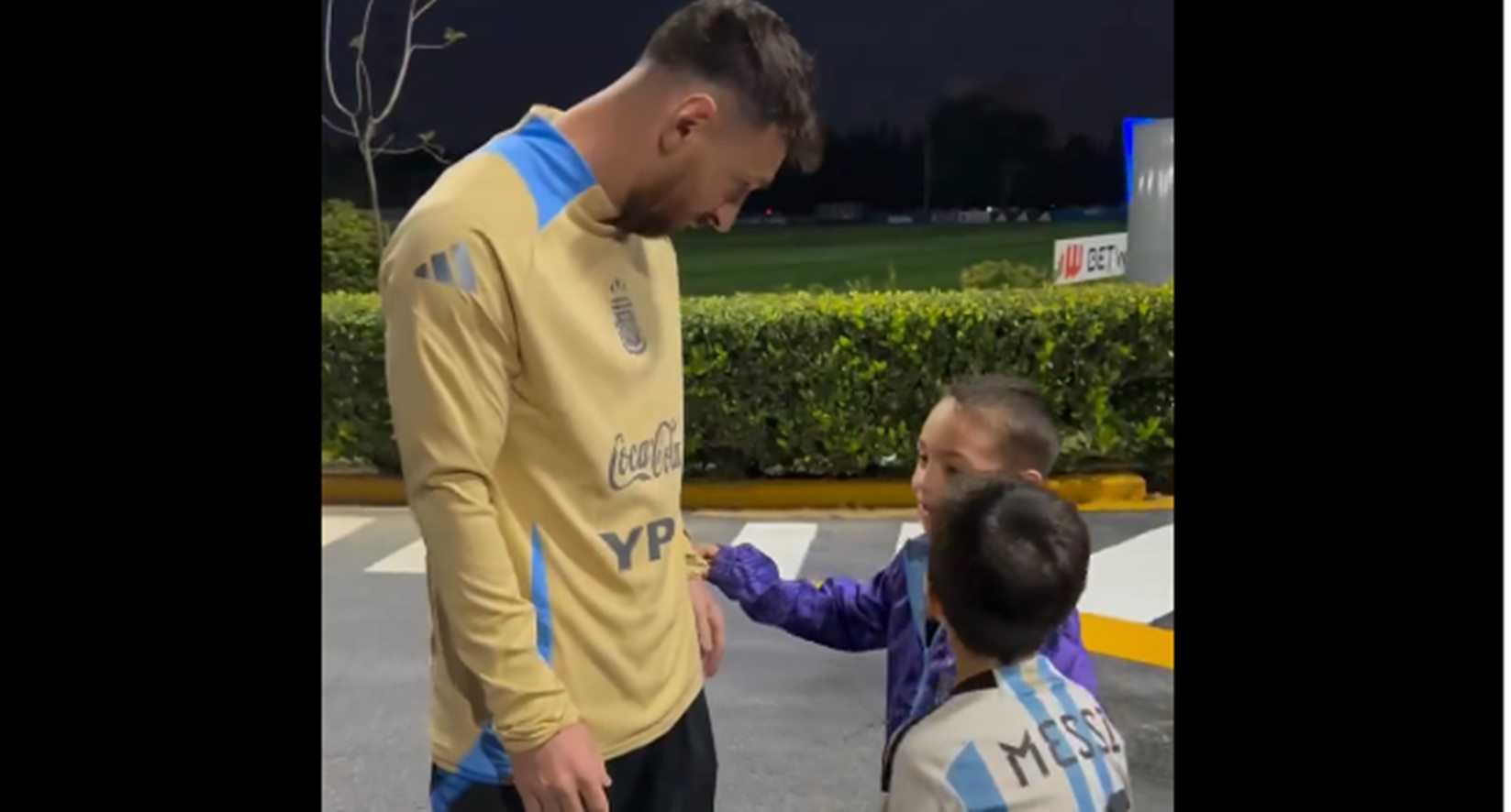 Πιτσιρικάς έπεισε τον Μέσι να κάνει τον πιο ΑΚΡΑΙΟ πανηγυρισμό στην καριέρα του! (vid)