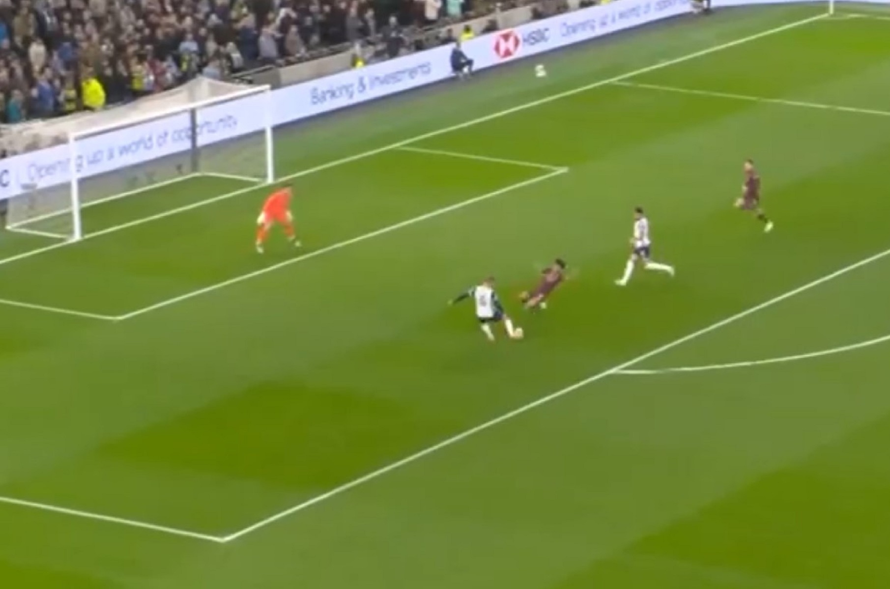 Από πότε είναι αυτή η εφημερίδα: Ο Βέρνερ «εκτελεί» τη Σίτι! (vid)