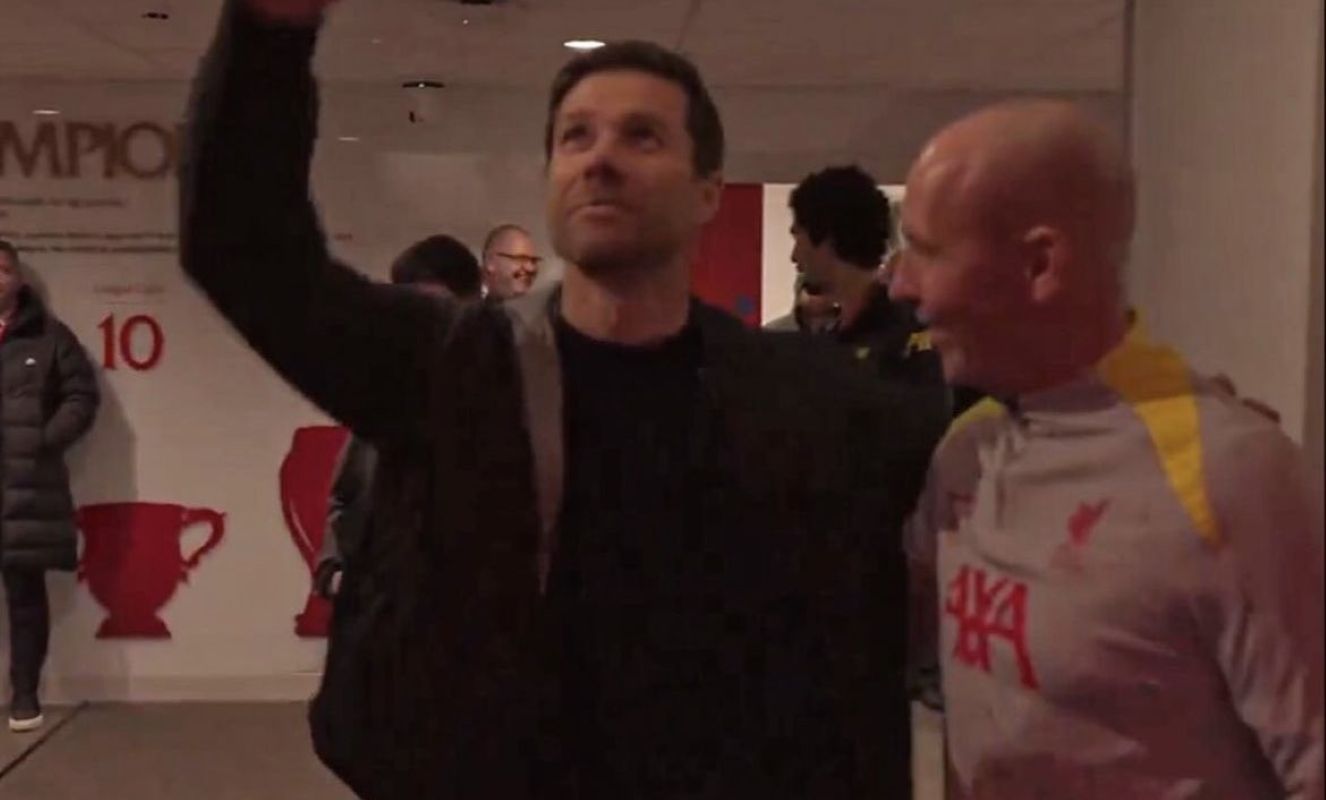 «Ράγισε» και το Άνφιλντ – Ο Αλόνσο άγγιξε με αγάπη το σήμα της Λίβερπουλ (vid)