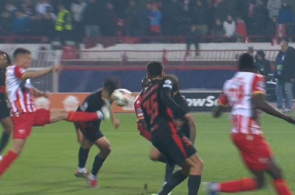 Σοκάρει η εικόνα του Κουμπαρσί μετά την κλωτσιά που δέχθηκε στο πρόσωπο (pics)