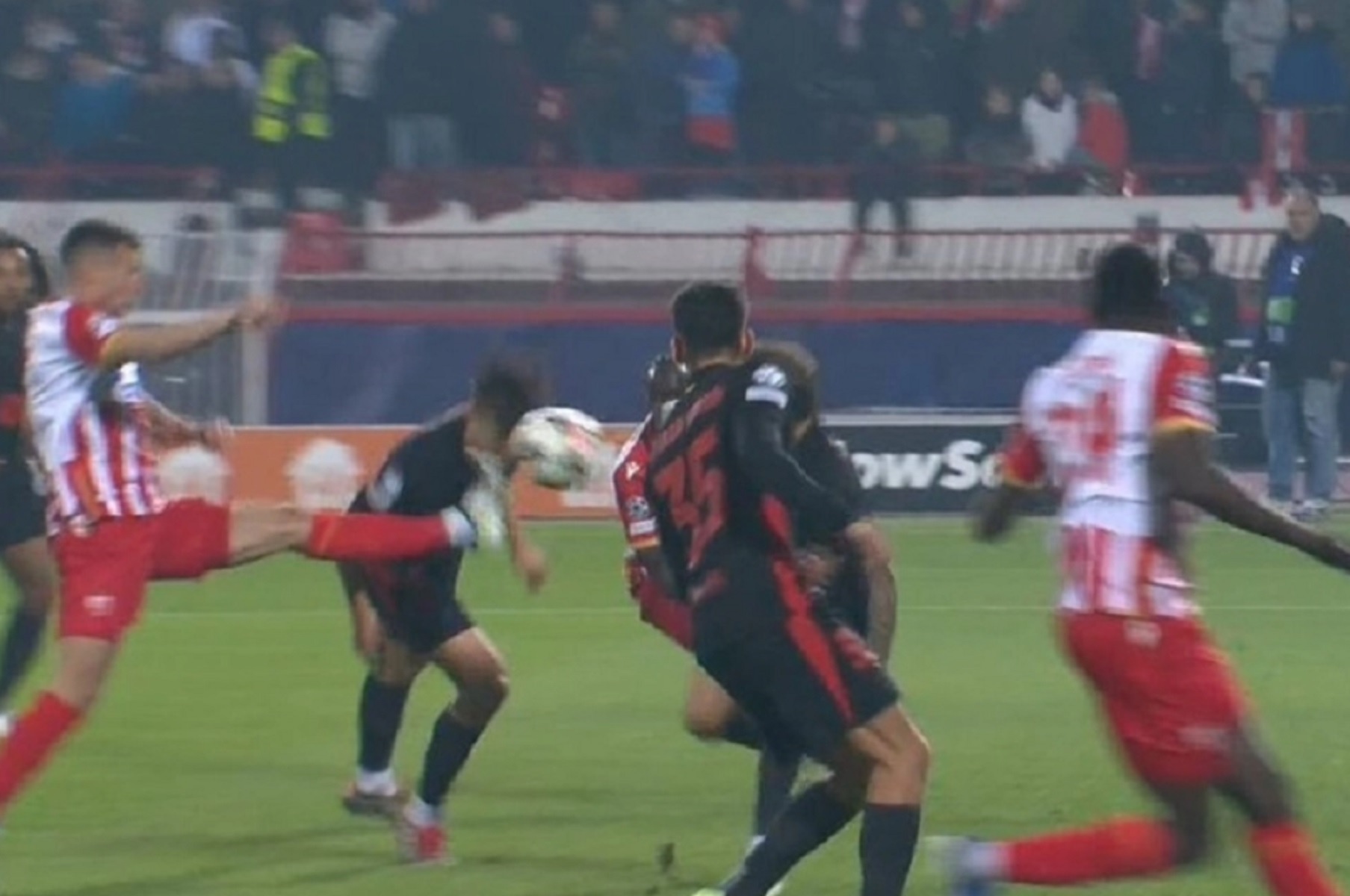 Σοκάρει η εικόνα του Κουμπαρσί μετά την κλωτσιά που δέχθηκε στο πρόσωπο (pics)