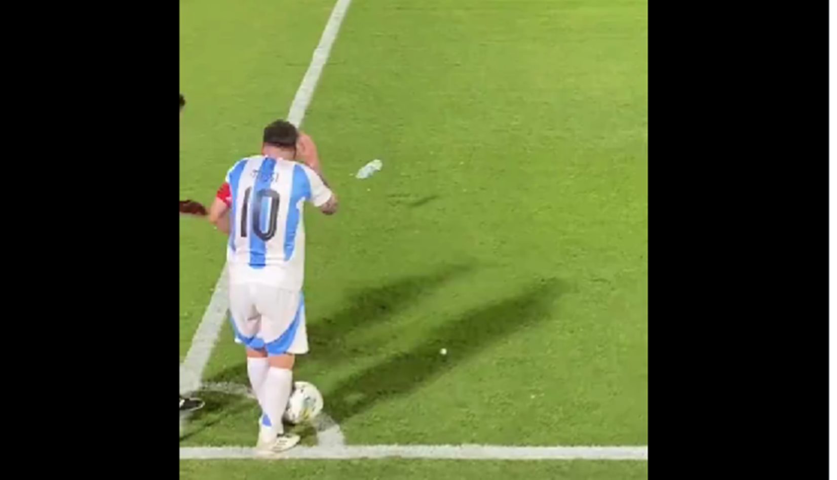 Η στιγμή της απόλυτης ξεφτίλας: Όταν ο Μέσι «έφαγε» μπουκάλι! (vid)