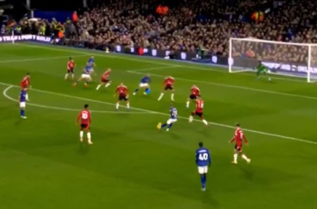 H Ίσπουιτς πλήγωσε την άμυνα της Γιουνάιτεντ με… υπεργκολάρα (vid)