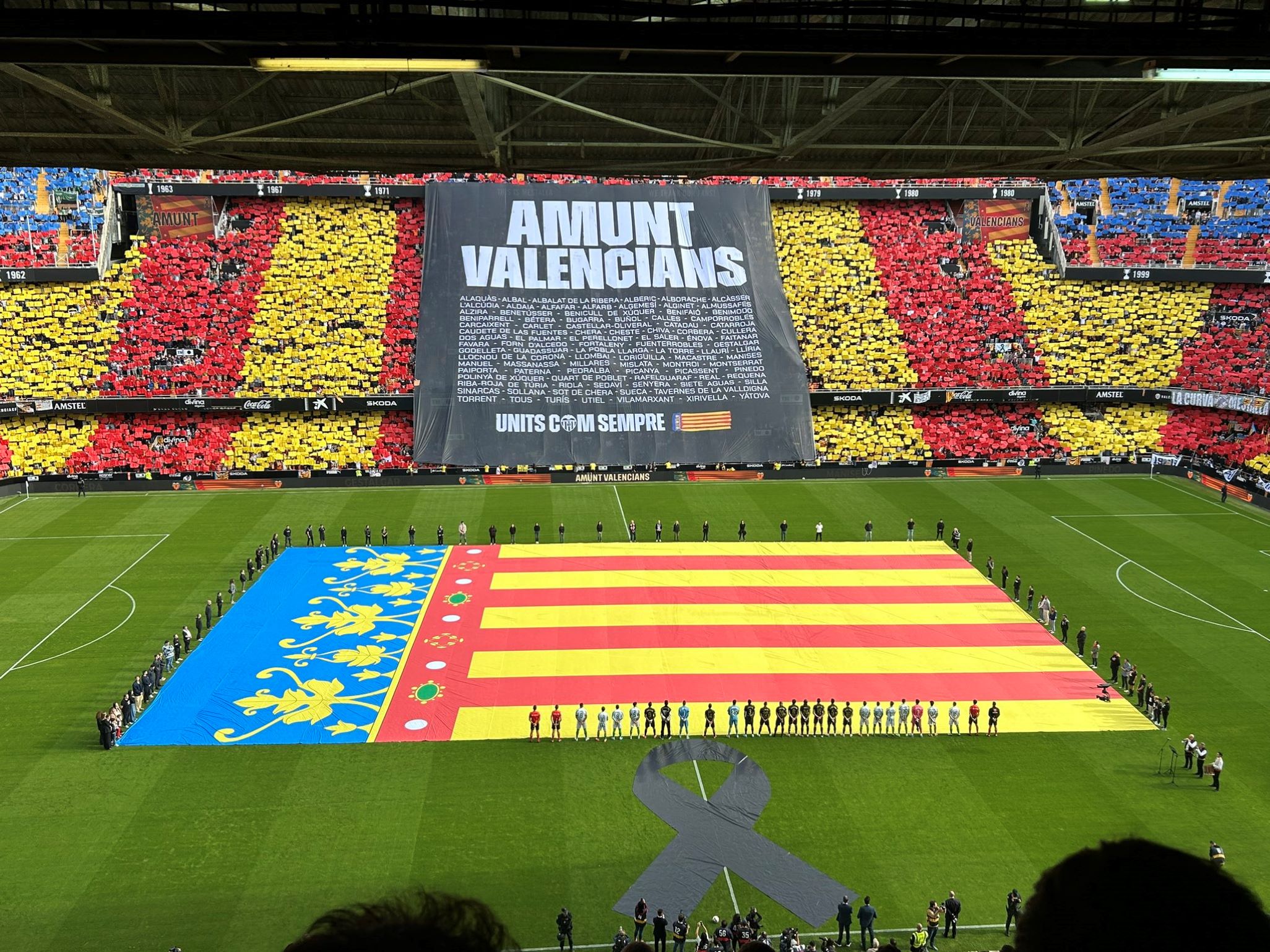 Ράγισαν καρδιές στο Μεστάγια – Όλη η Βαλένθια έκλαψε τους νεκρούς της (vid)