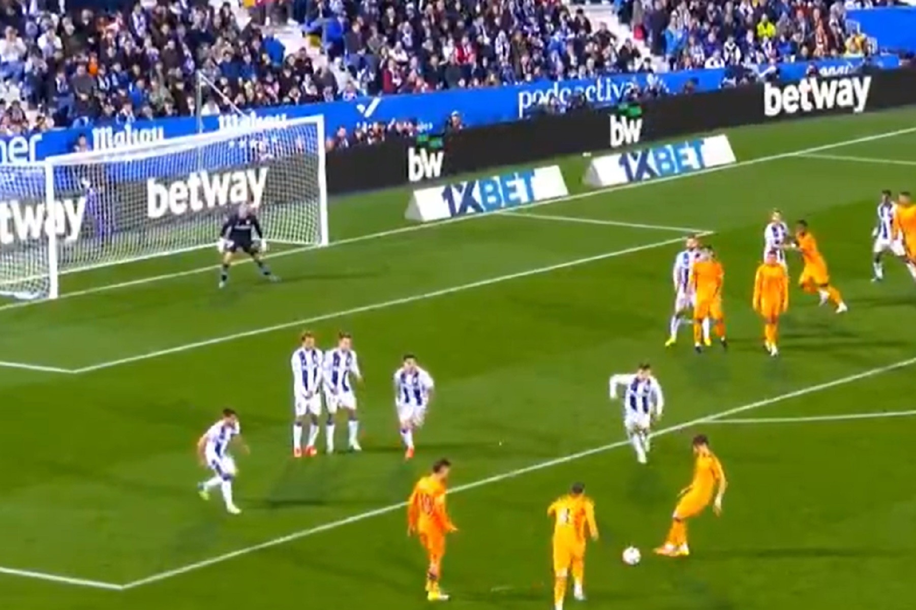 Ο Φεντερίκο Βαλβέρδε υπέγραψε… όπως μόνο αυτός ξέρει το «τρίποντο» της Ρεάλ (vid)