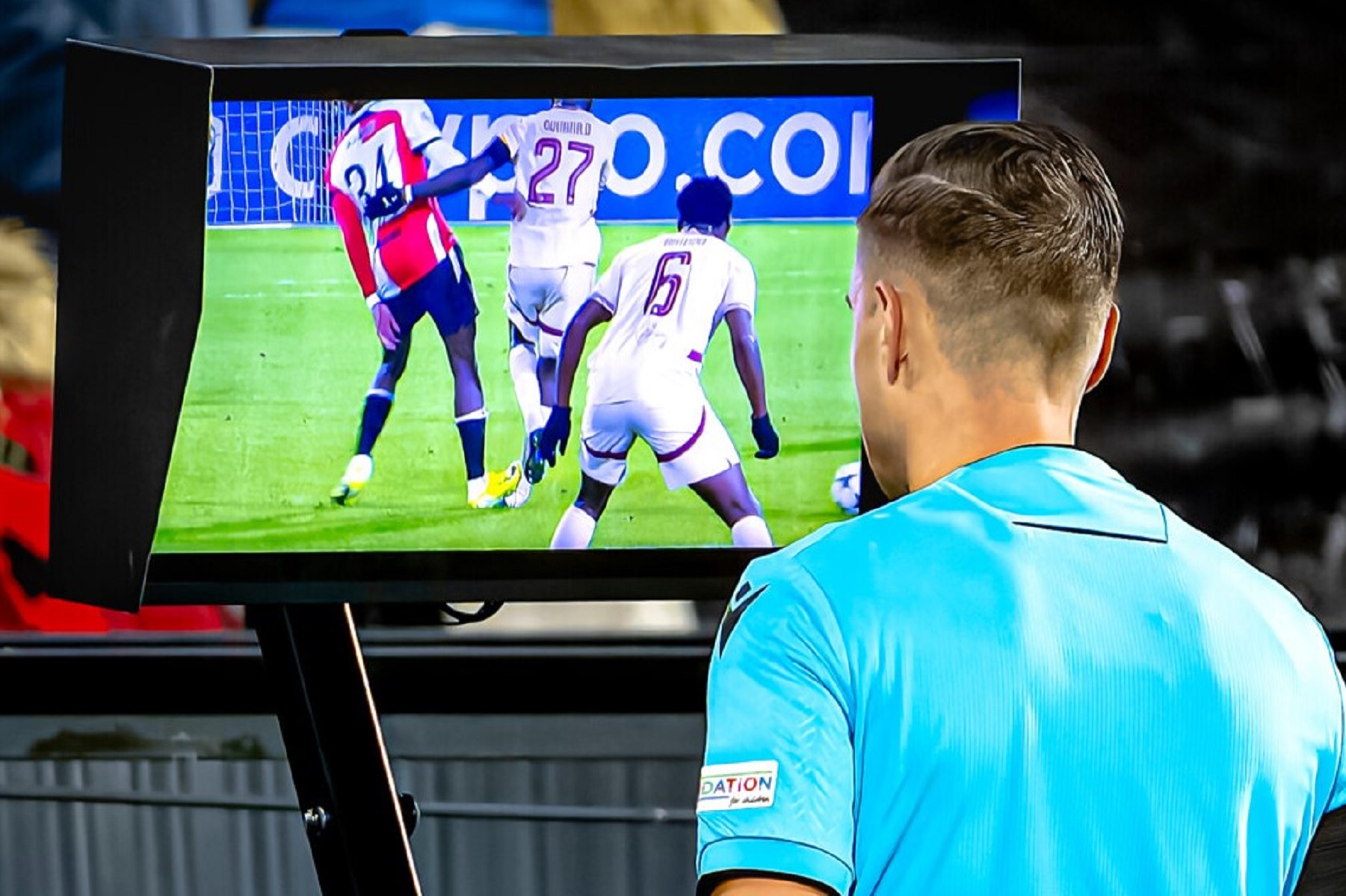 Σκέψεις της FIFA για «challenge» και στο ποδόσφαιρο! (pic)