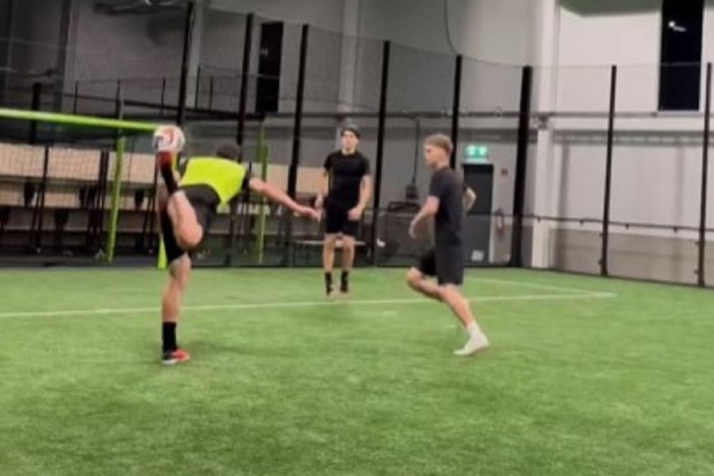 Ο Ζλάταν βάζει… αδιανόητα γκολ ακόμη και στα 43 του! (vid)