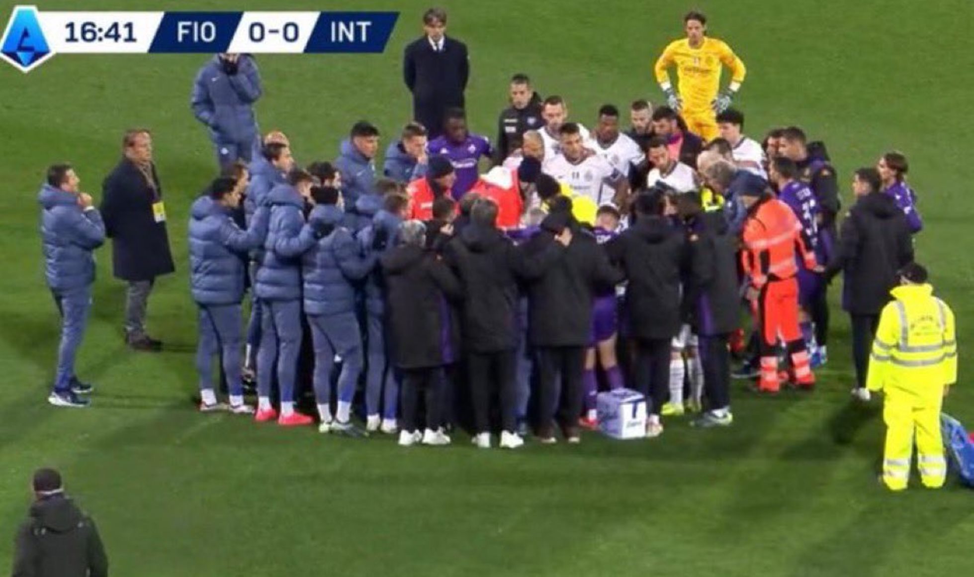 Σκληρές εικόνες στην Ιταλία: Κατάρρευσε παίκτης της Φιορεντίνα – Προς αναβολή το ματς! (vid)