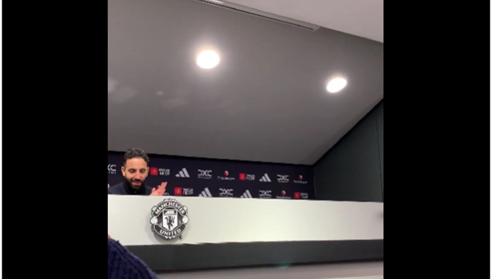 Εικόνες ντροπής για τη Μάντσεστερ Γιουνάιτεντ: Έσταζε το ταβάνι στη συνέντευξη Τύπου! (vid)