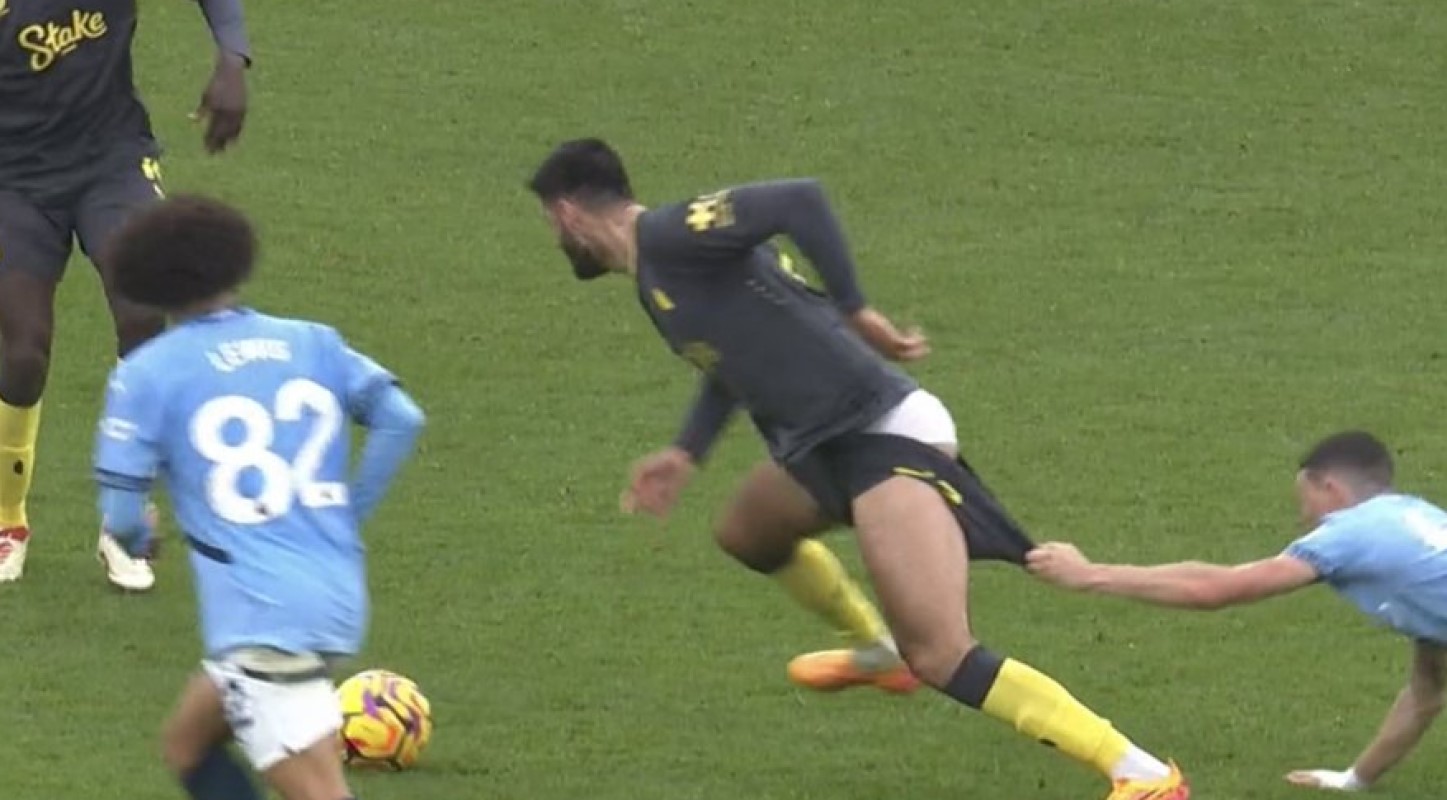 Ο Φόντεν… έγδυσε παίκτη της Έβερτον – Και όμως δεν τον σταμάτησε (pic)