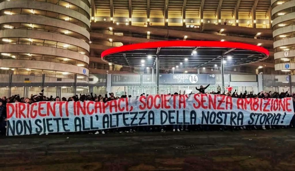 Οπαδοί Μίλαν: «Φτάνει πια με τη μετριότητα… Θέλουμε το κάτι παραπάνω!» (pic/vid)