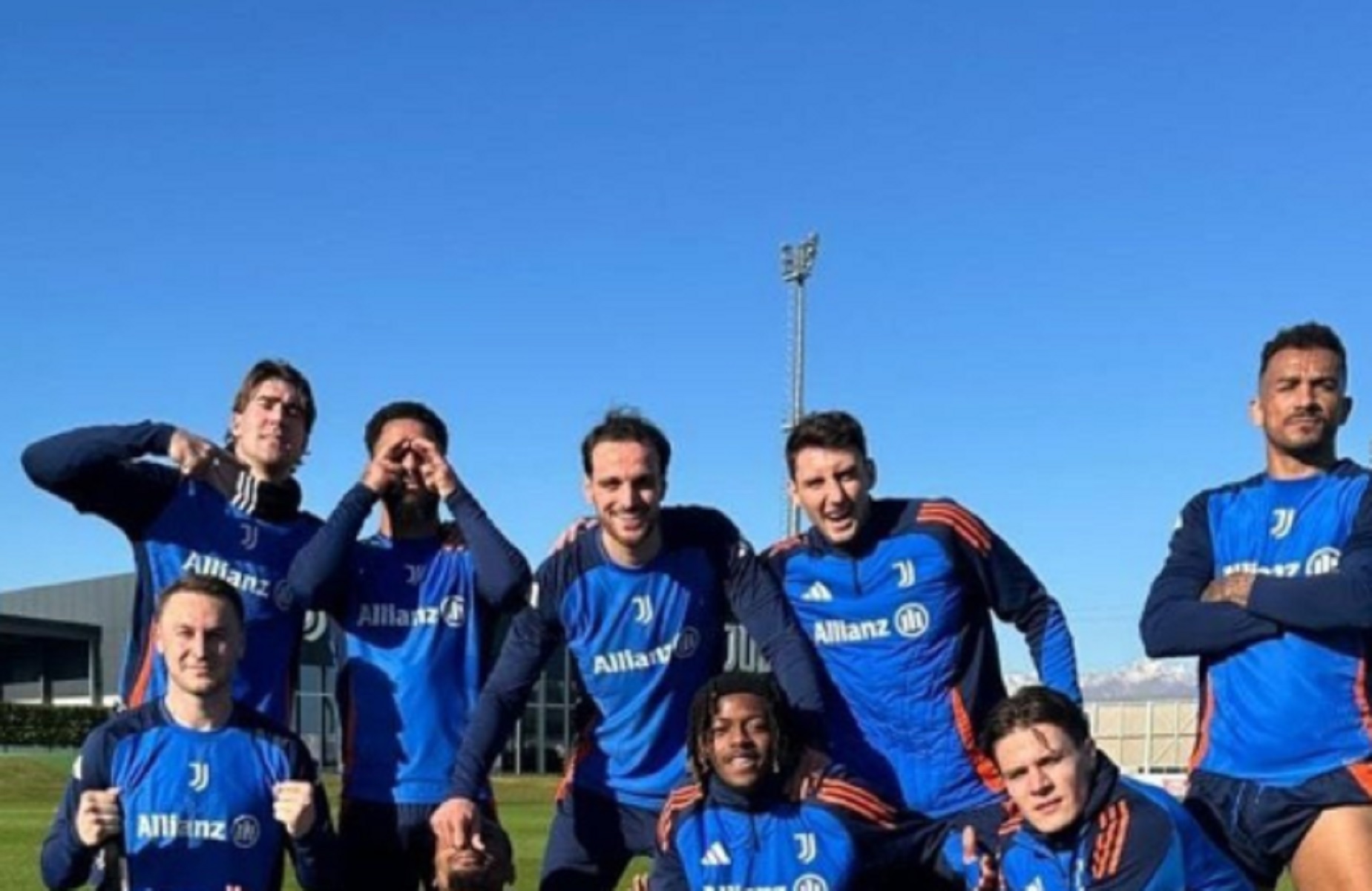 Οι Γιουβεντίνοι μια παρέα και ο Ντανίλο «φλεξάρει» το γυμνασμένο πόδι του (pic)