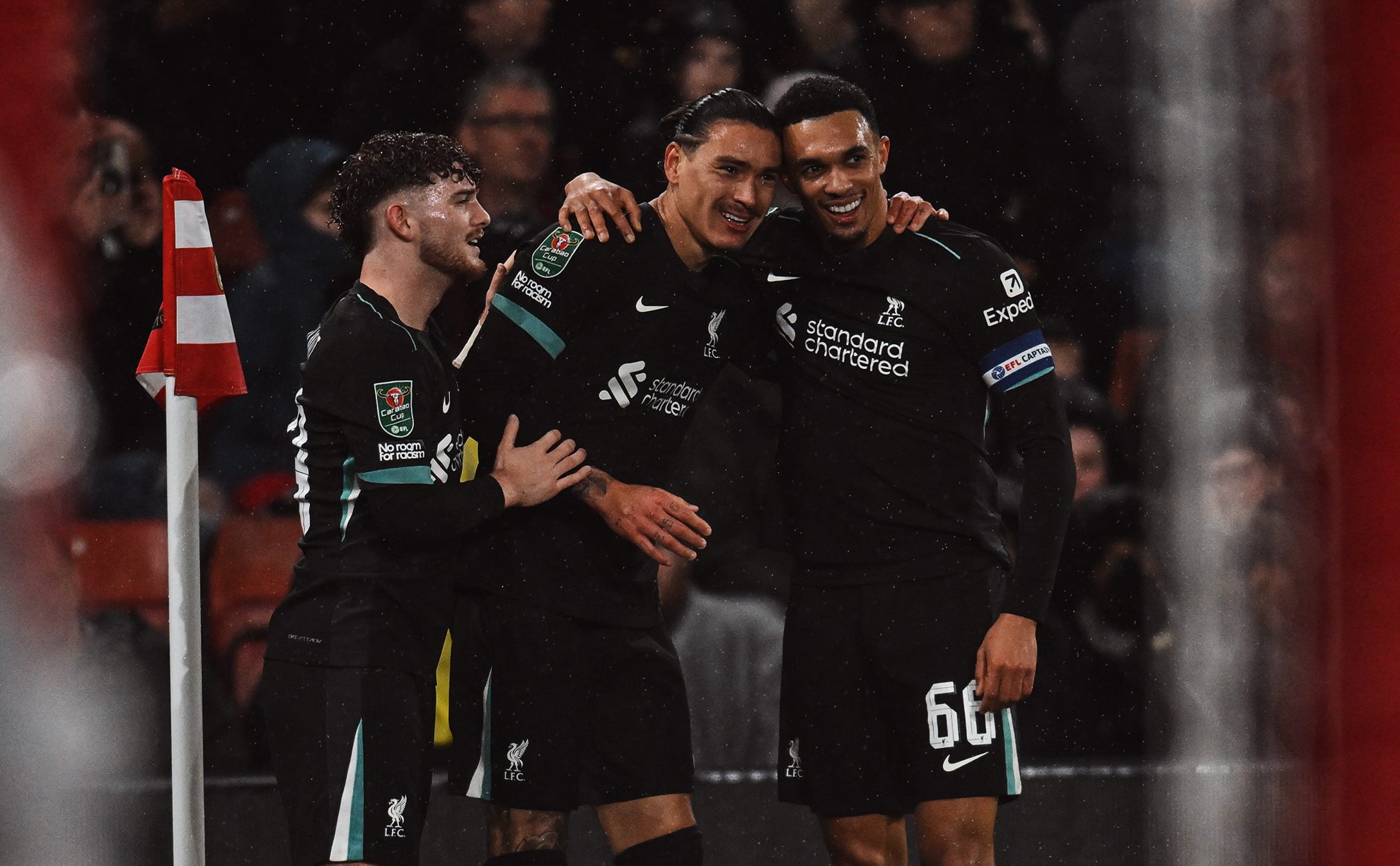 Δεν χαρίζει τίποτα και σε κανέναν η Λίβερπουλ και νικάει παντού! (vids)