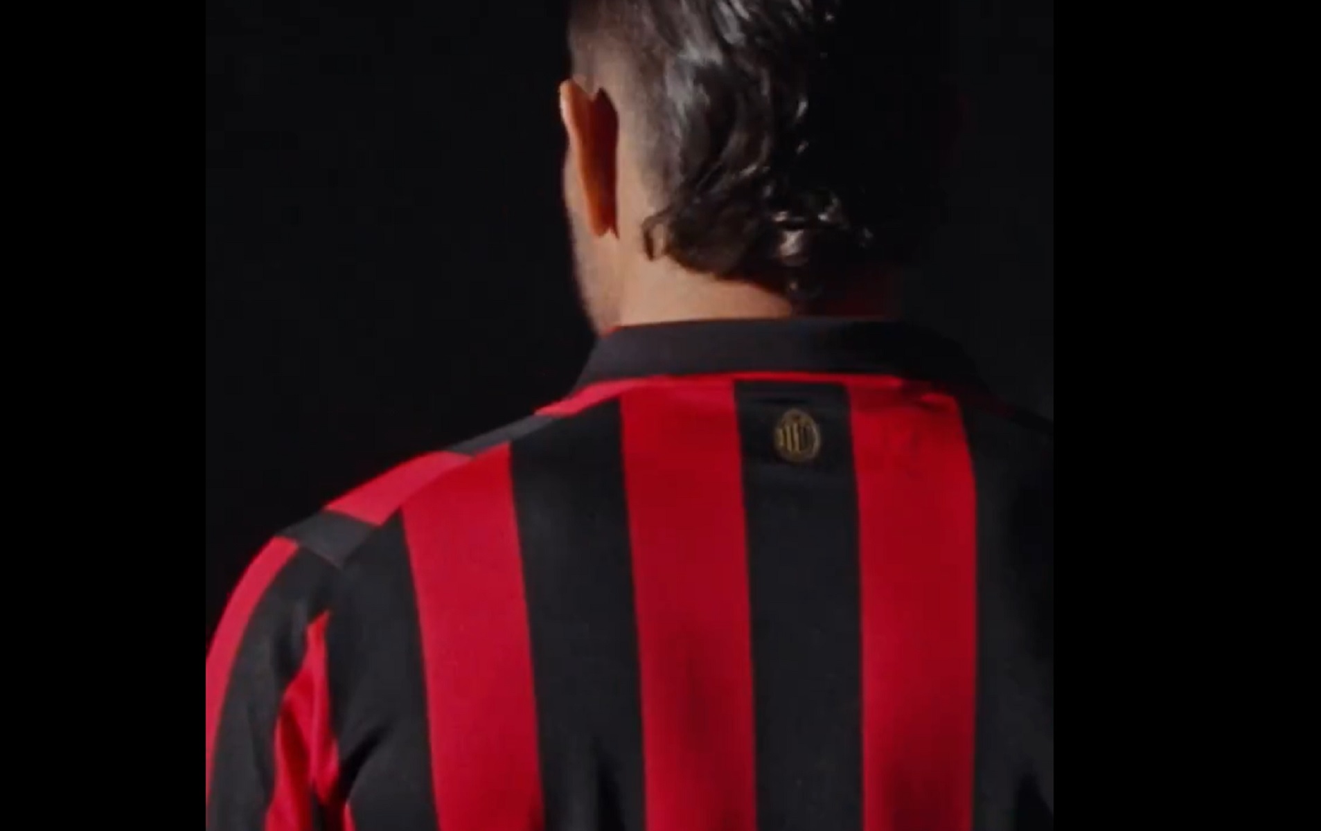H επετειακή φανέλα της Μίλαν για τα 125 χρόνια ζωής είναι σκέτο όνειρο (vid)