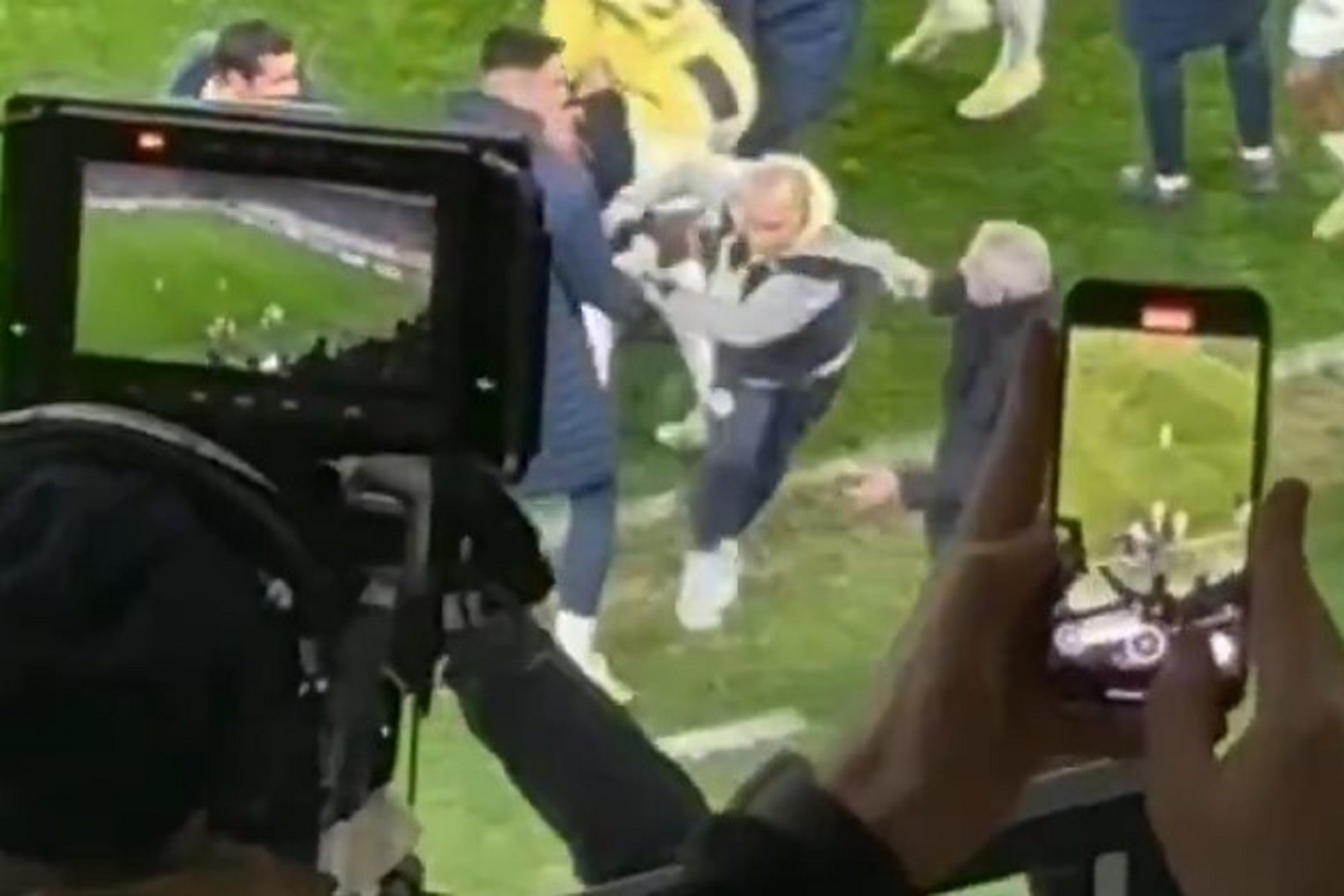 Επικός Μουρίνιο – Άρπαξε από την κουκούλα τον βοηθό του! (vid)