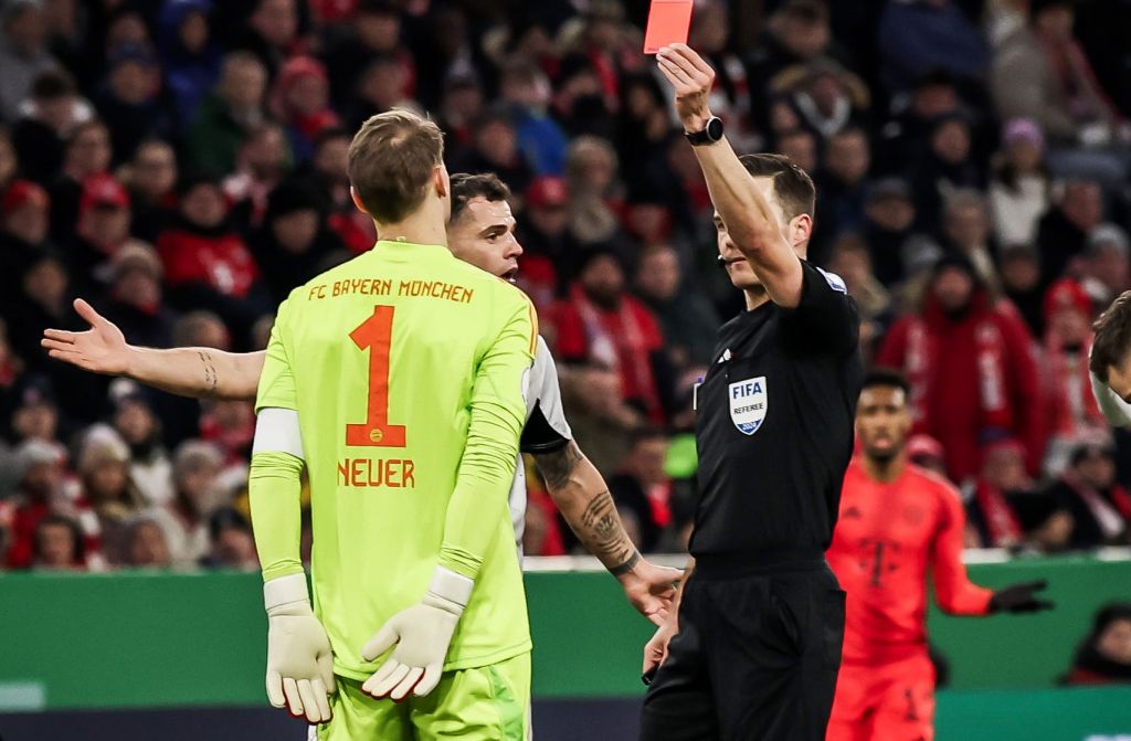 Για όλα υπάρχει η πρώτη φορά: Κόκκινη για τον Νόιερ, μετά από 867 ματς! (vid)