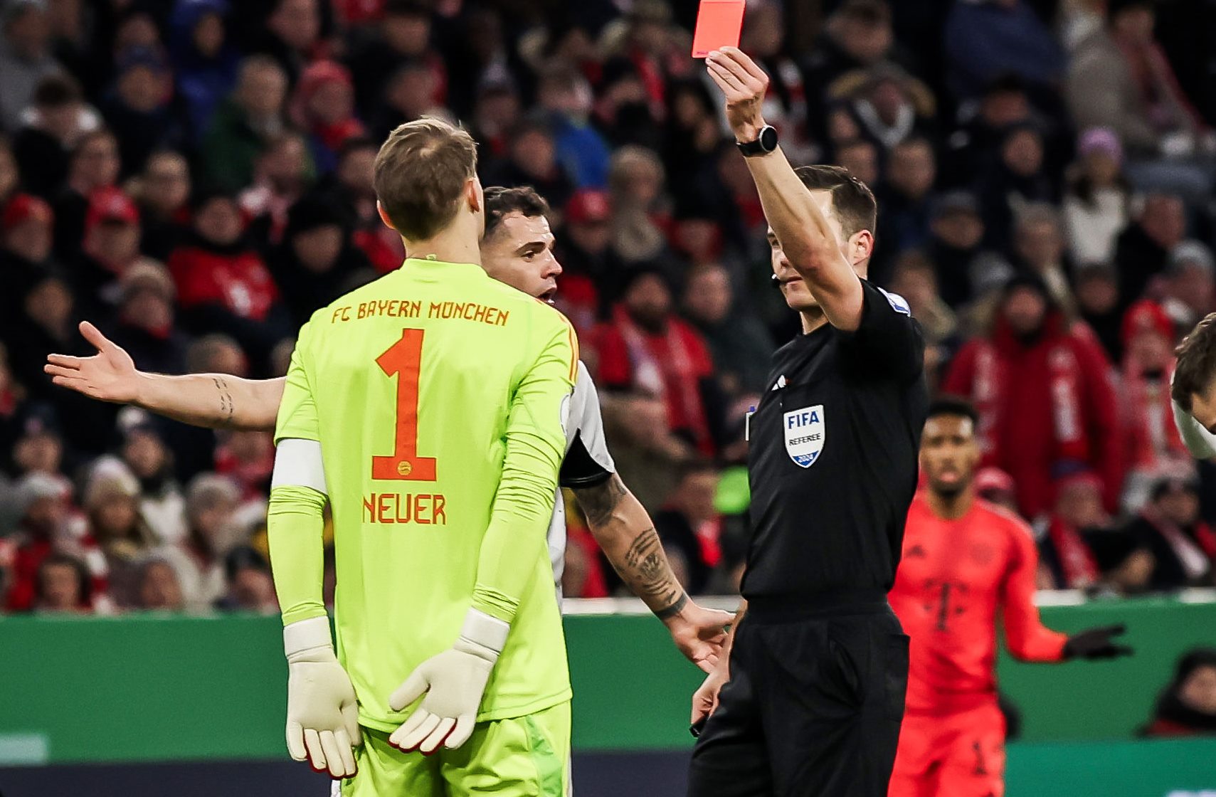 Για όλα υπάρχει η πρώτη φορά: Κόκκινη για τον Νόιερ, μετά από 867 ματς! (vid)