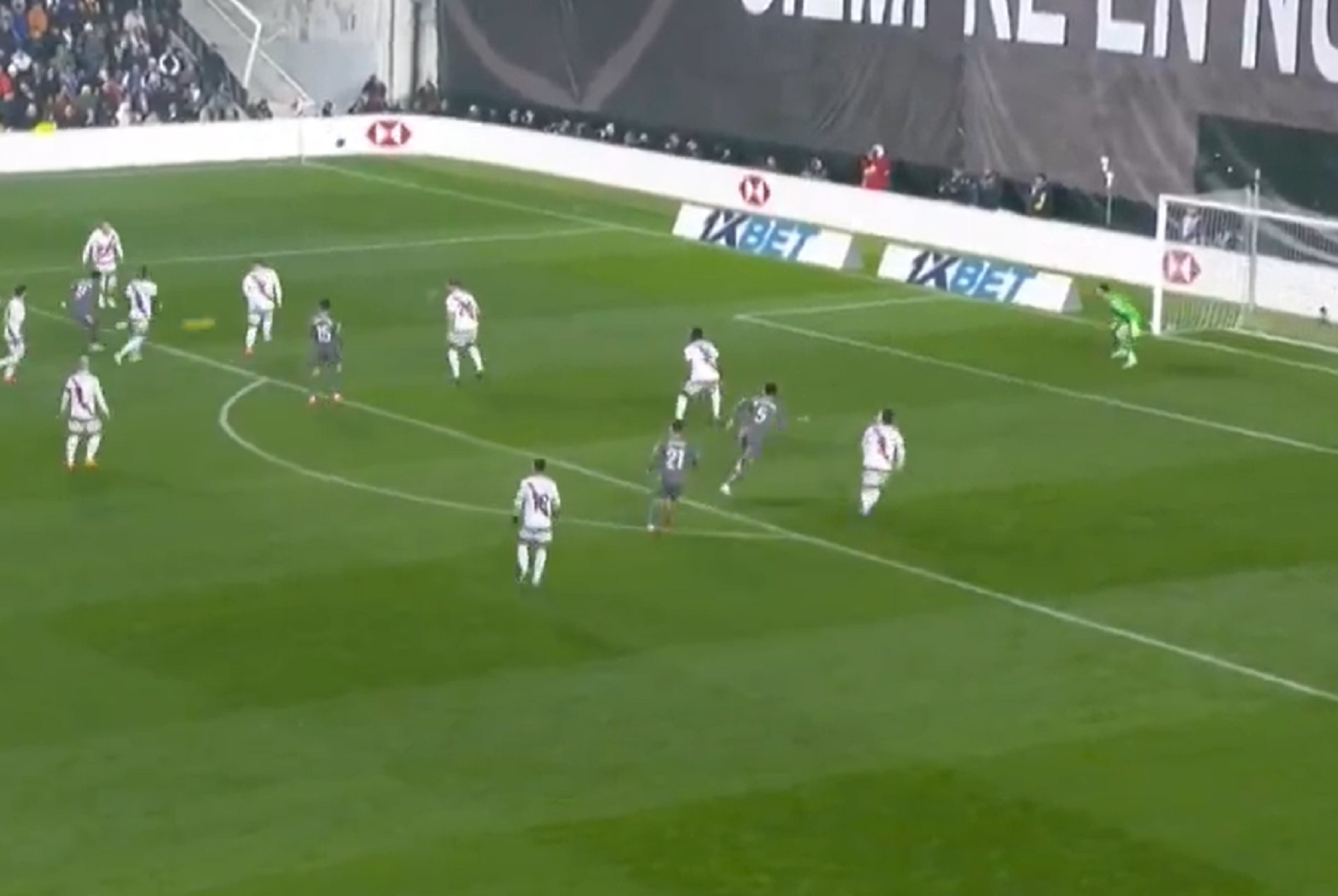 Γκολάρα του Ροντρίγκο… κατεδάφισε το τέρμα της Ράγιο (vid)