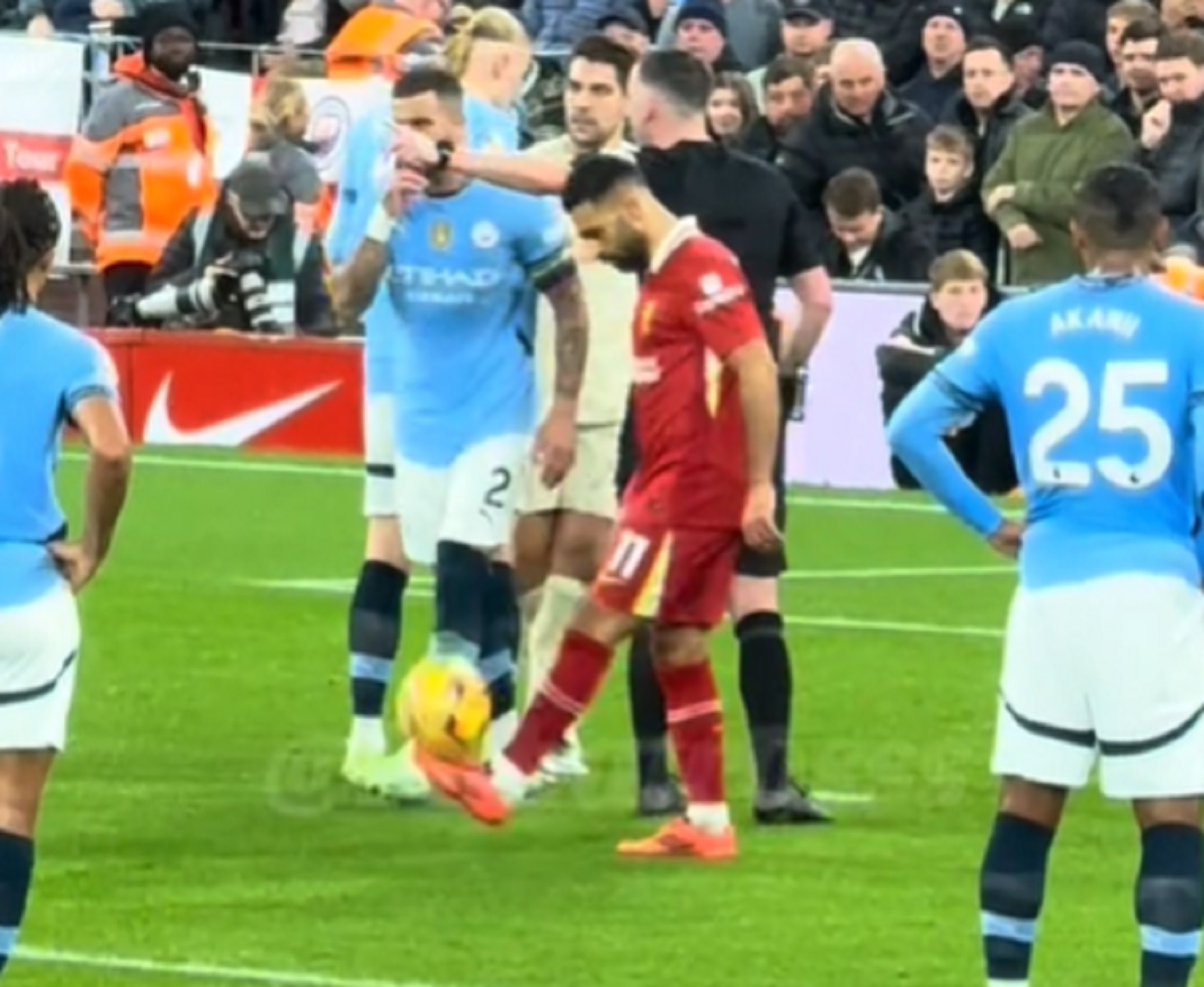 Οι παίκτες της Σίτι «κλαίγονταν» για το πέναλτι και ο Σαλάχ μάγευε με «αγγελάκια» (vid)
