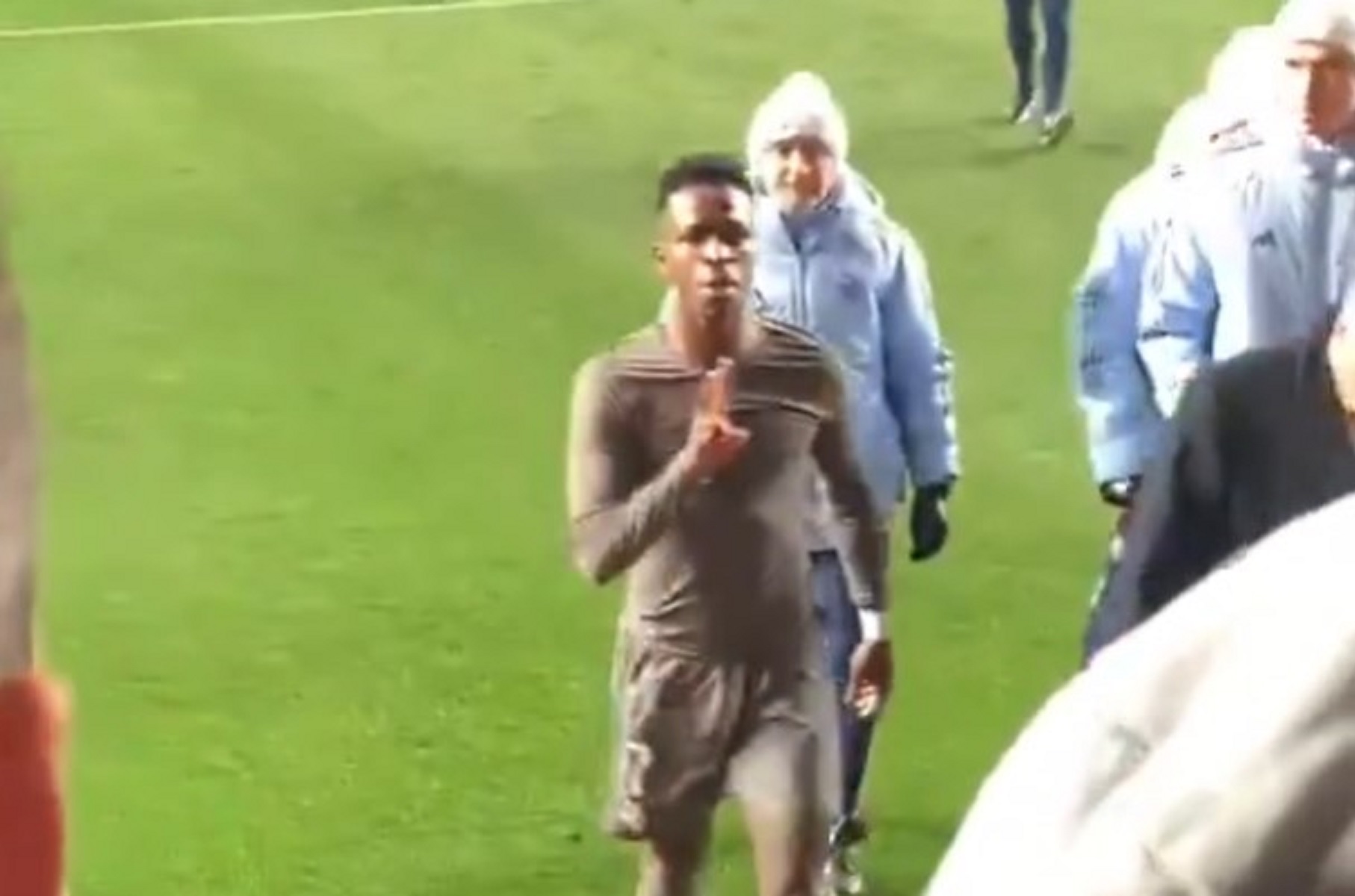 Σάλος με χειρονομία του Βινίσιους στους οπαδούς της Βαγιεκάνο! (vid)