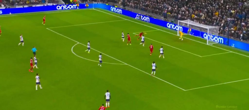 Σέντρα «λουκούμι» από τον Άρνολντ και άπιαστη κεφαλιά από τον Ντίας! (vid)