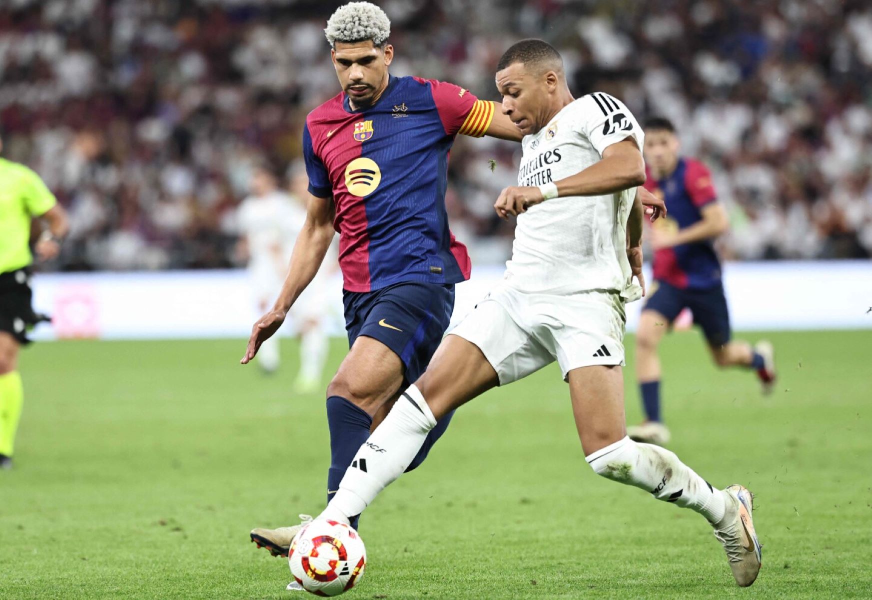 «Ταφόπλακα» στους μνηστήρες – Ο Αραούχο παραμένει στην Μπαρτσελόνα