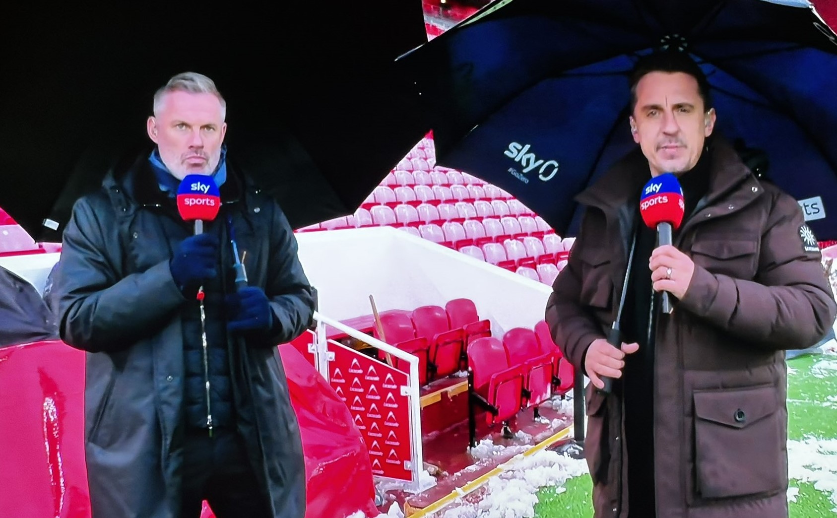 Έπος – Κάραγκερ και Νέβιλ βοηθούν στο να καθαρίσει το Άνφιλντ από το χιόνι (vid)