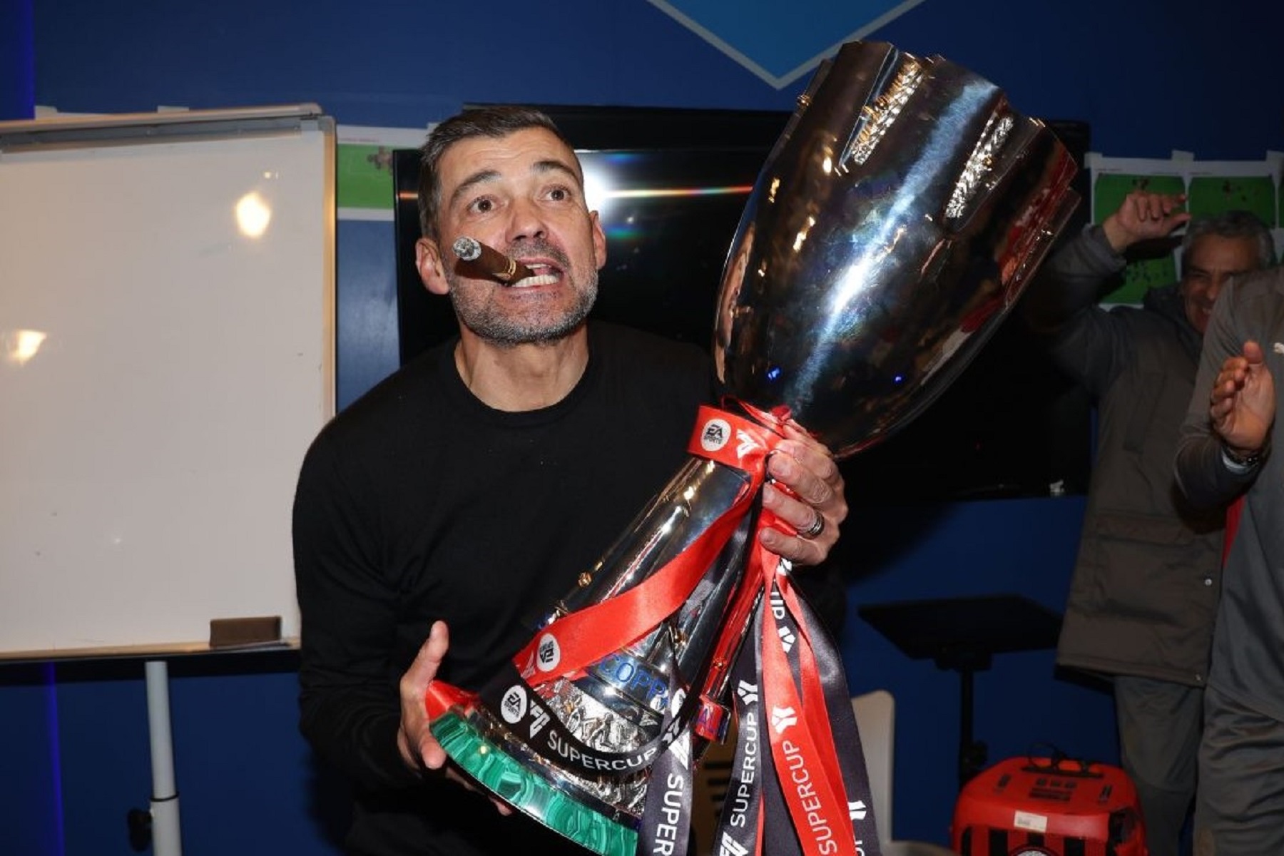 Ο Κονσεϊσάο έδωσε επικό… show στα αποδυτήρια της Μίλαν! (vid)