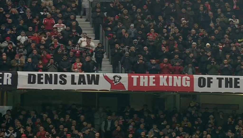 «Δάκρυσε» το Ολντ Τράφορντ  – Το αντίο στον Ντένις Λο ραγίζει καρδιές (pics)