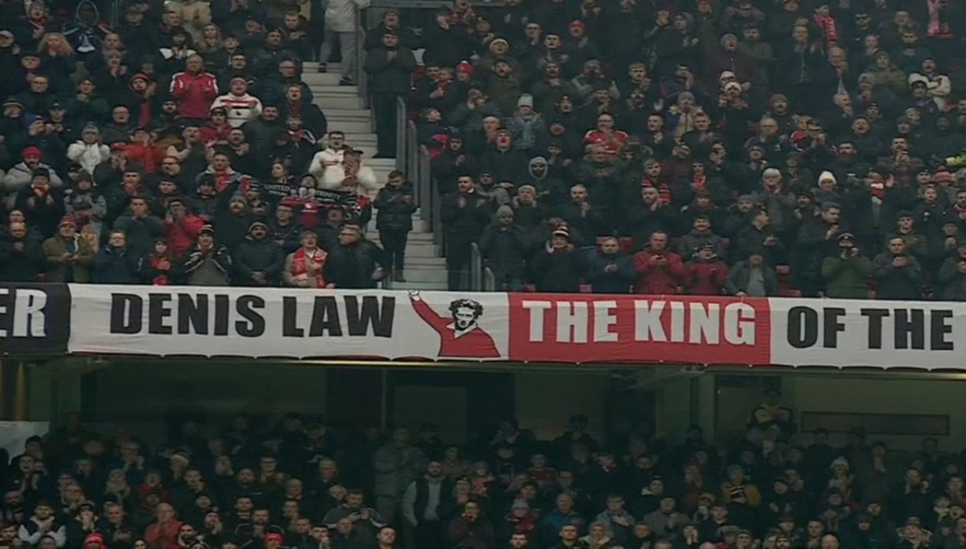 «Δάκρυσε» το Ολντ Τράφορντ  – Το αντίο στον Ντένις Λο ραγίζει καρδιές (pics)