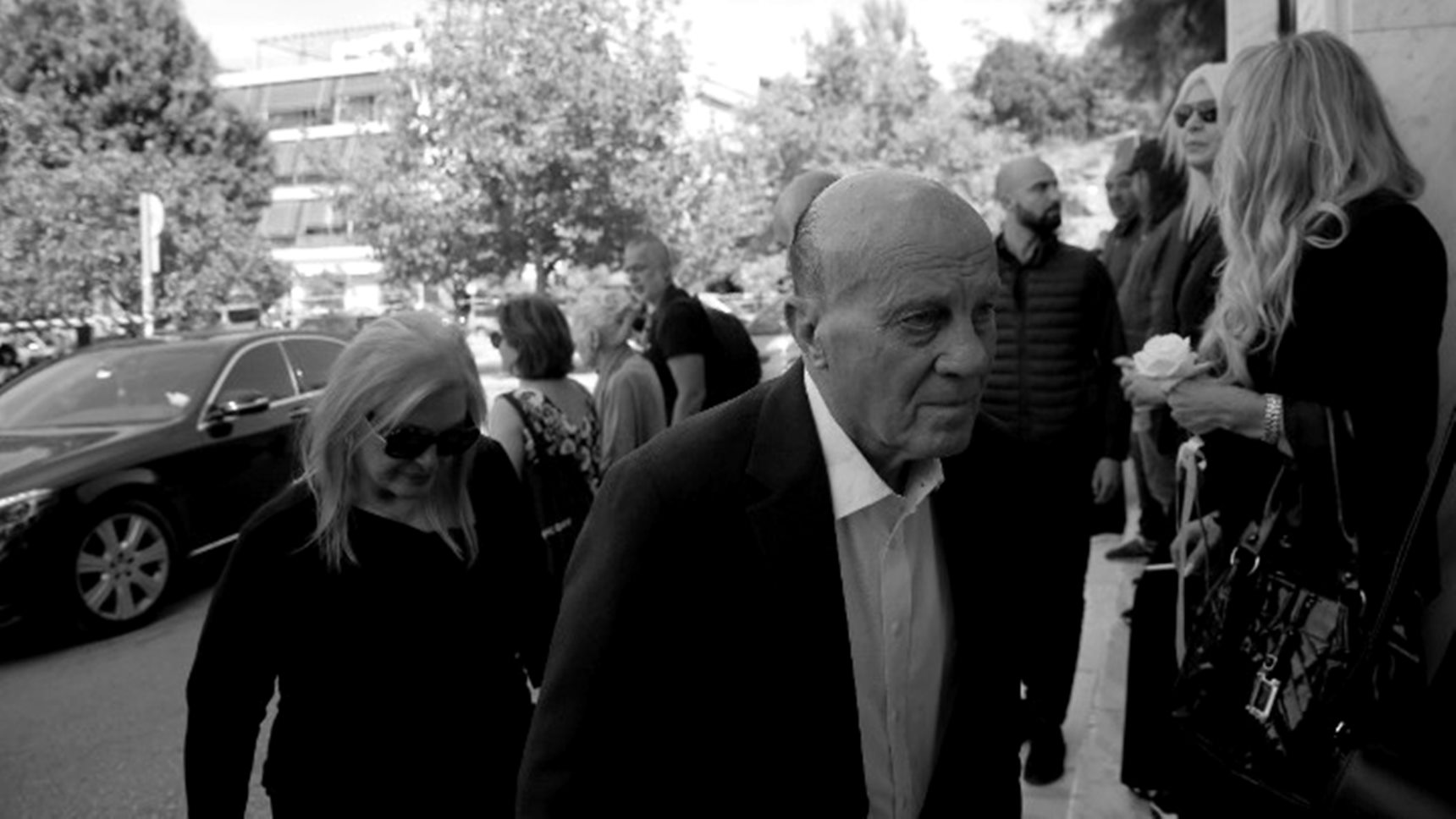 Έφυγε από τη ζωή ο Μίμης Δομάζος: Θρηνεί όλη η Ελλάδα για τον θρύλο της!