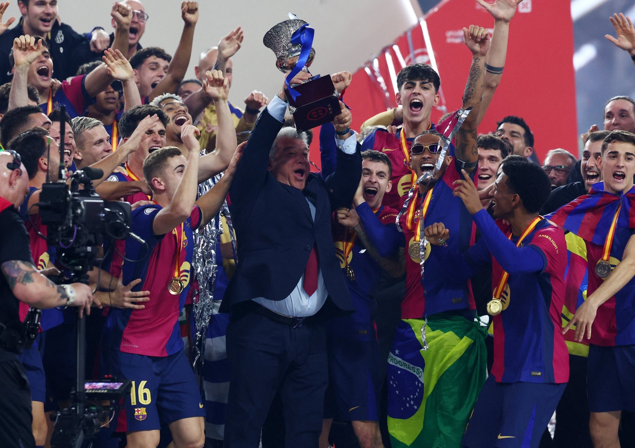 Λαπόρτα: Άντεξε στα «χτυπήματα» και… γλέντησε με την καρδιά του (vid)