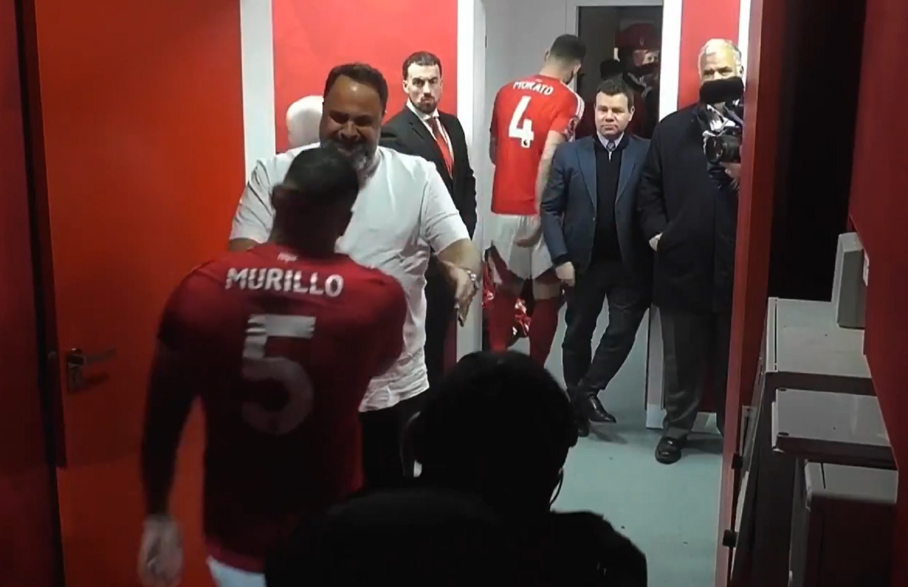 Μαρινάκης: Αποθέωσε έναν-έναν τους παίκτες της Νότιγχαμ μετά την ισοπαλία με τη Λίβερπουλ (vid)