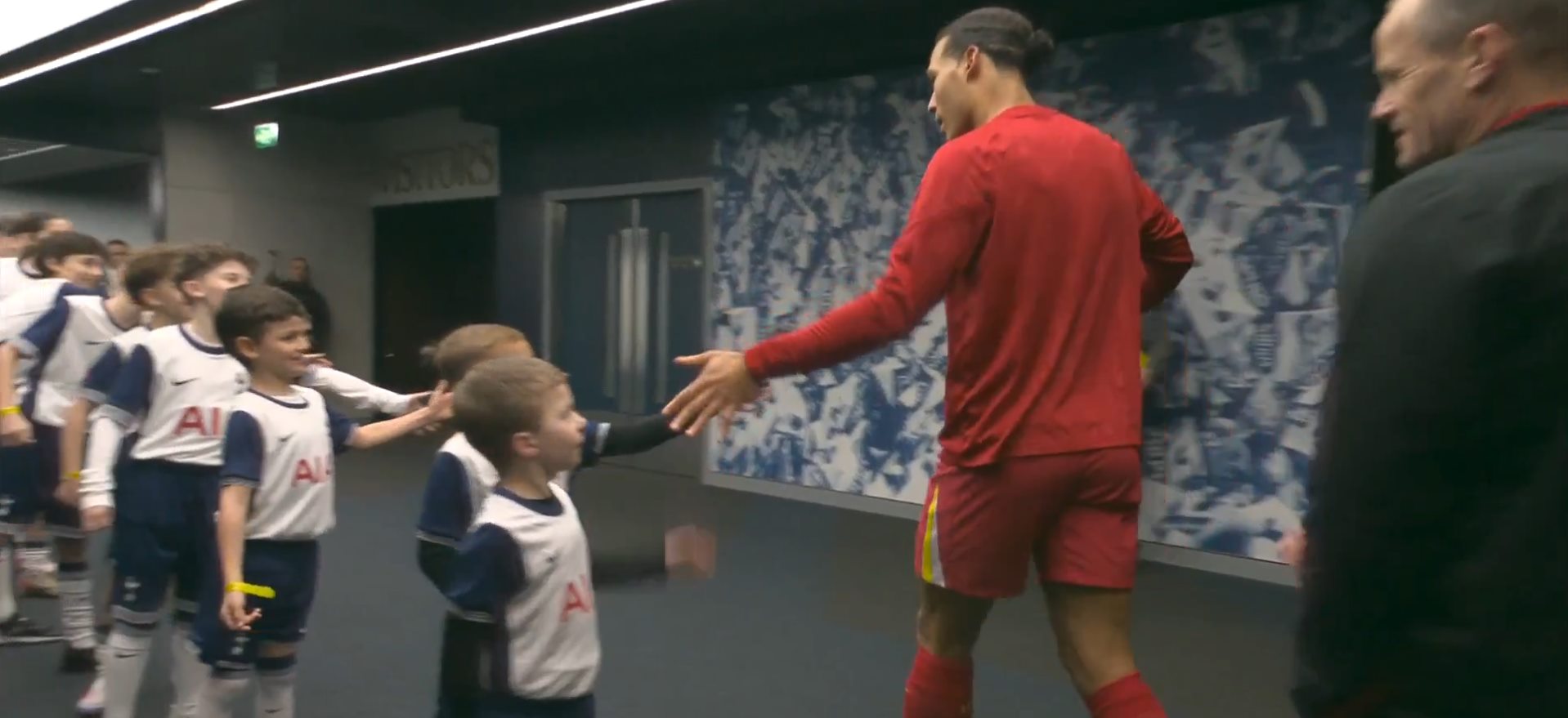 Πιτσιρικάς οπαδός της Τότεναμ σε Φαν Ντάικ: «Έλα στην ομάδα μας! Δεν έχουμε άμυνα!» (vid)