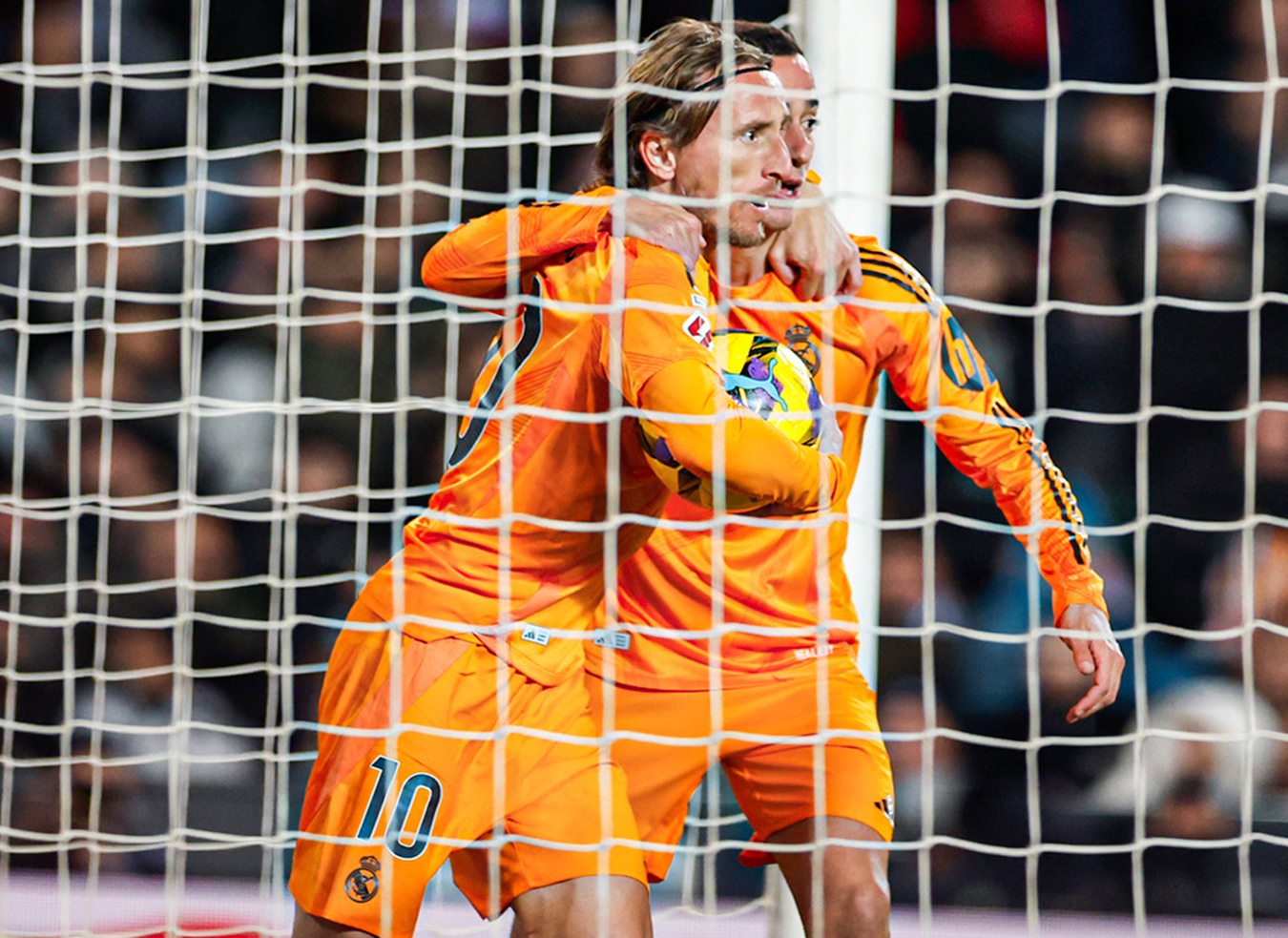 Ο… γέρος Μόντριτς έβαλε τα «γυαλιά» στα αστέρια της Ρεάλ Μαδρίτης με το γκολ του! (vid)