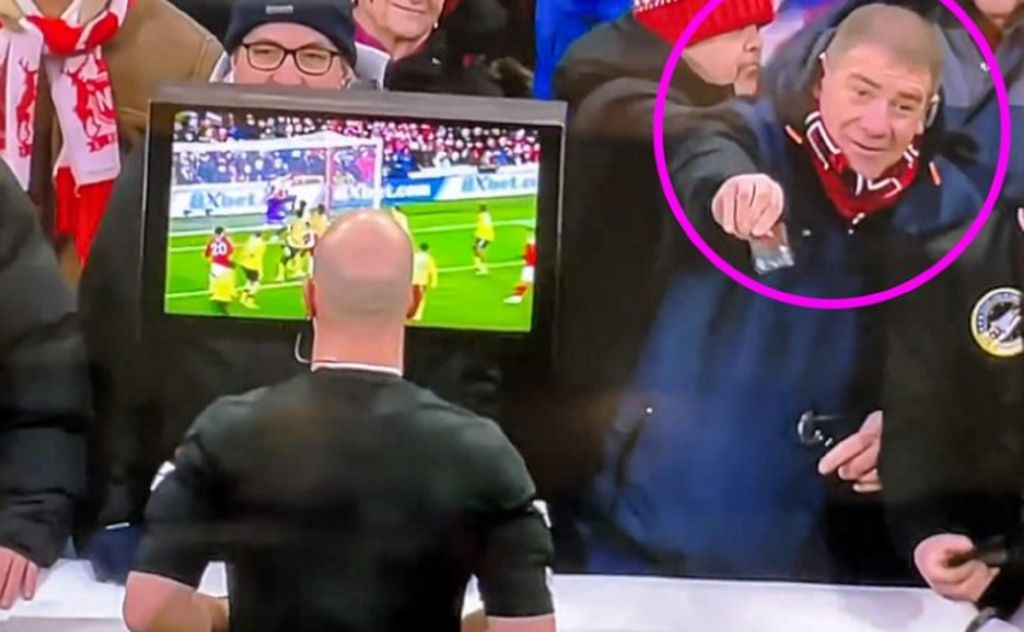 Οπαδοί της Νότιγχαμ Φόρεστ ύψωναν χρήματα και κάρτες στον διαιτητή όταν πήγε στο VAR (pic)